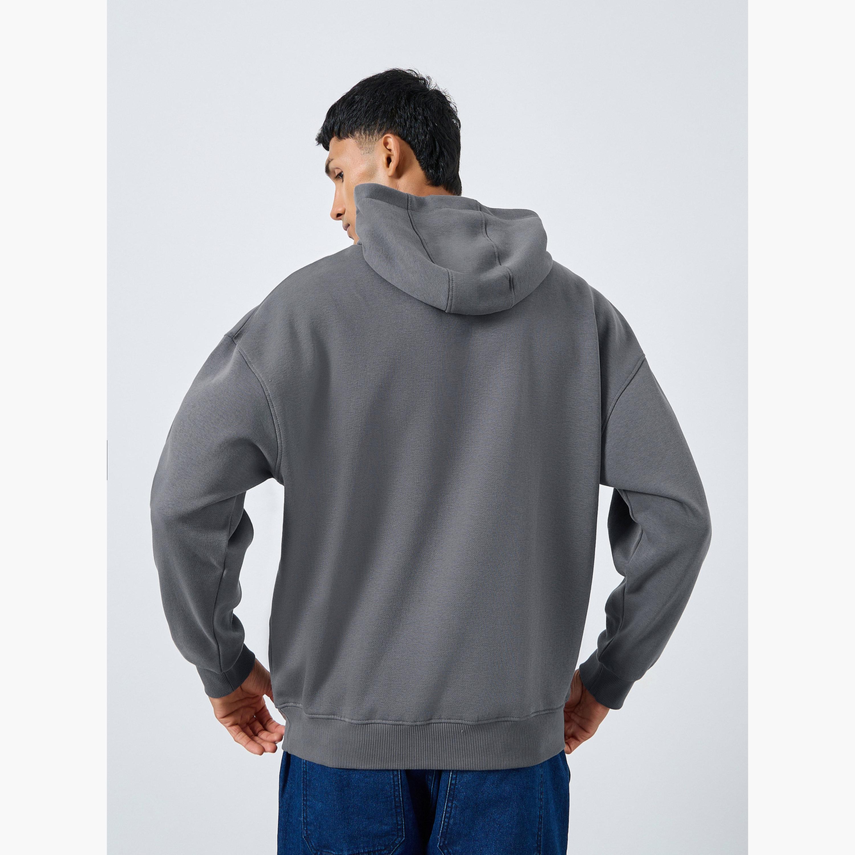 هودي واسع رمادي بطبعة كتابة للرجال-men-winterwear-hoodiesandsweatshirts-image-3