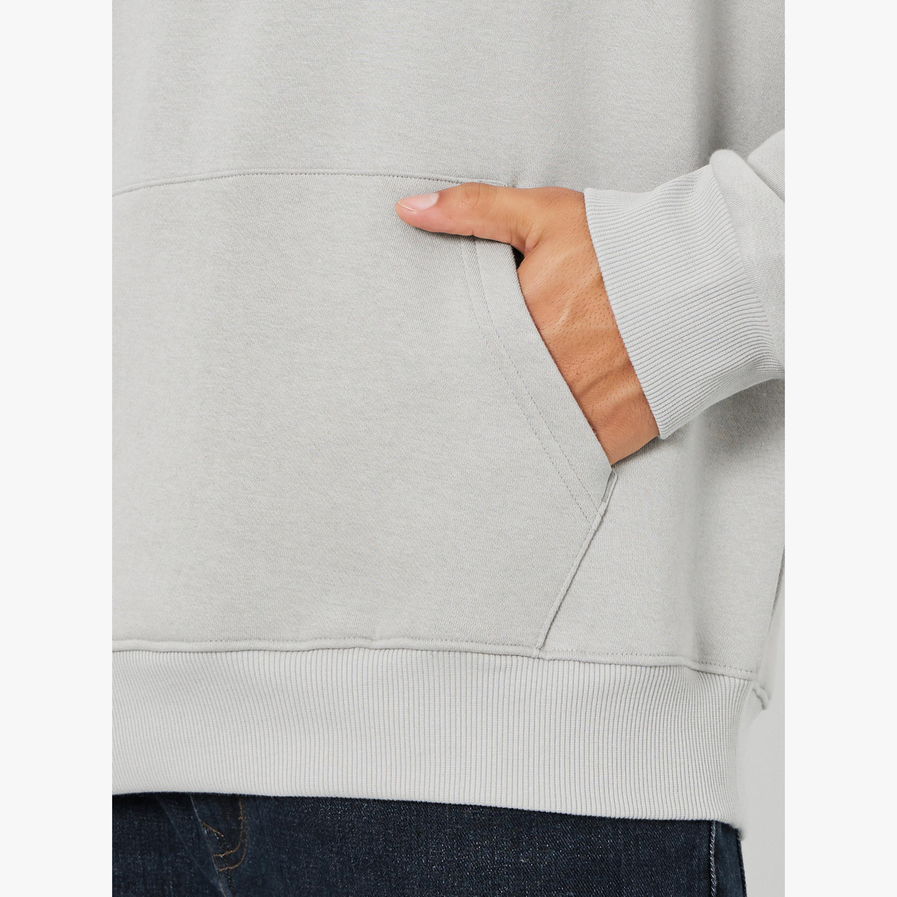 هودي فليس بقصة واسعة وطبعة خلفية-men-clothing-hoodiesandsweatshirts-image-3