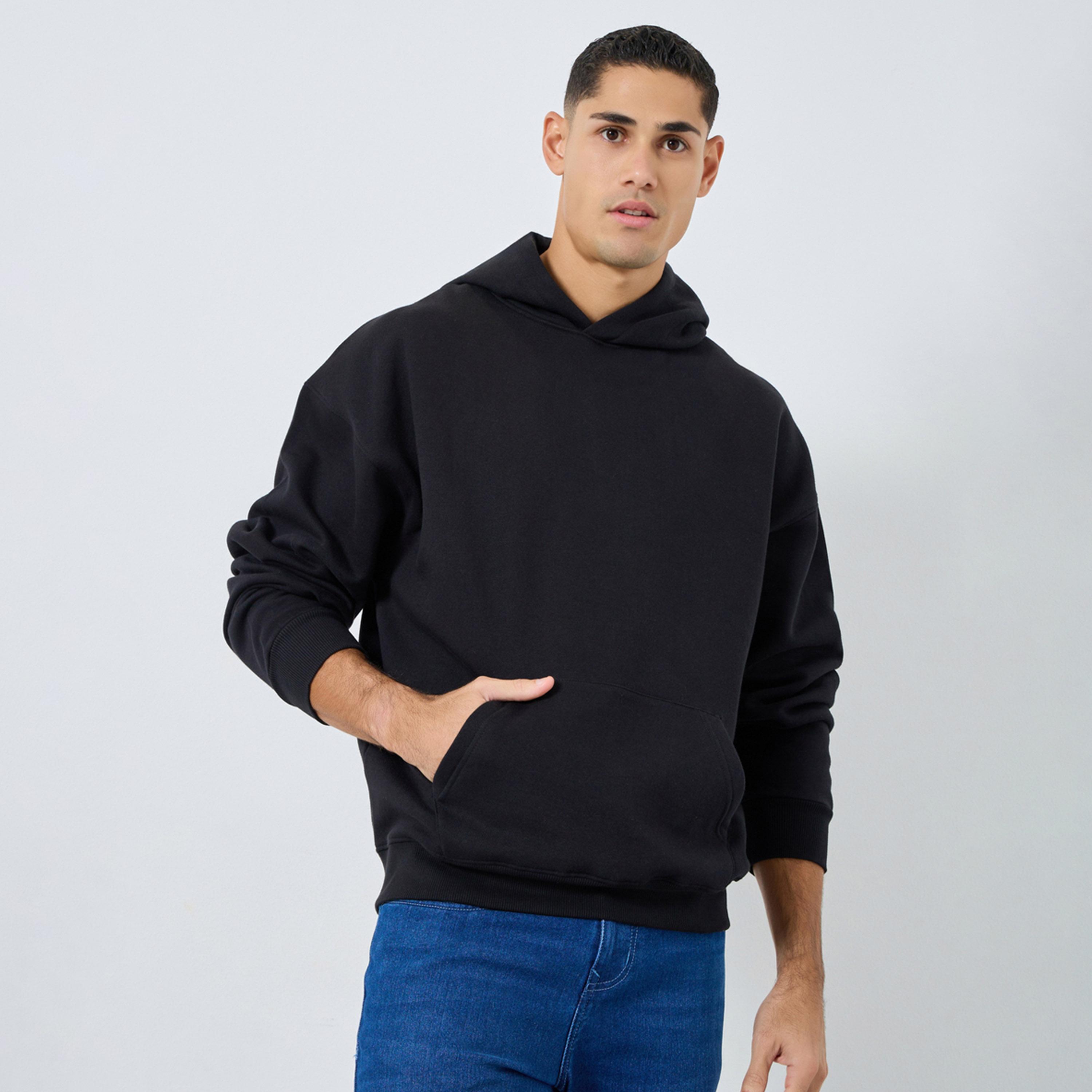 ستايلي - هودي أسود بقصّة واسعة وطبعة شعار من الخلف-men-winterwear-hoodiesandsweatshirts-image-1