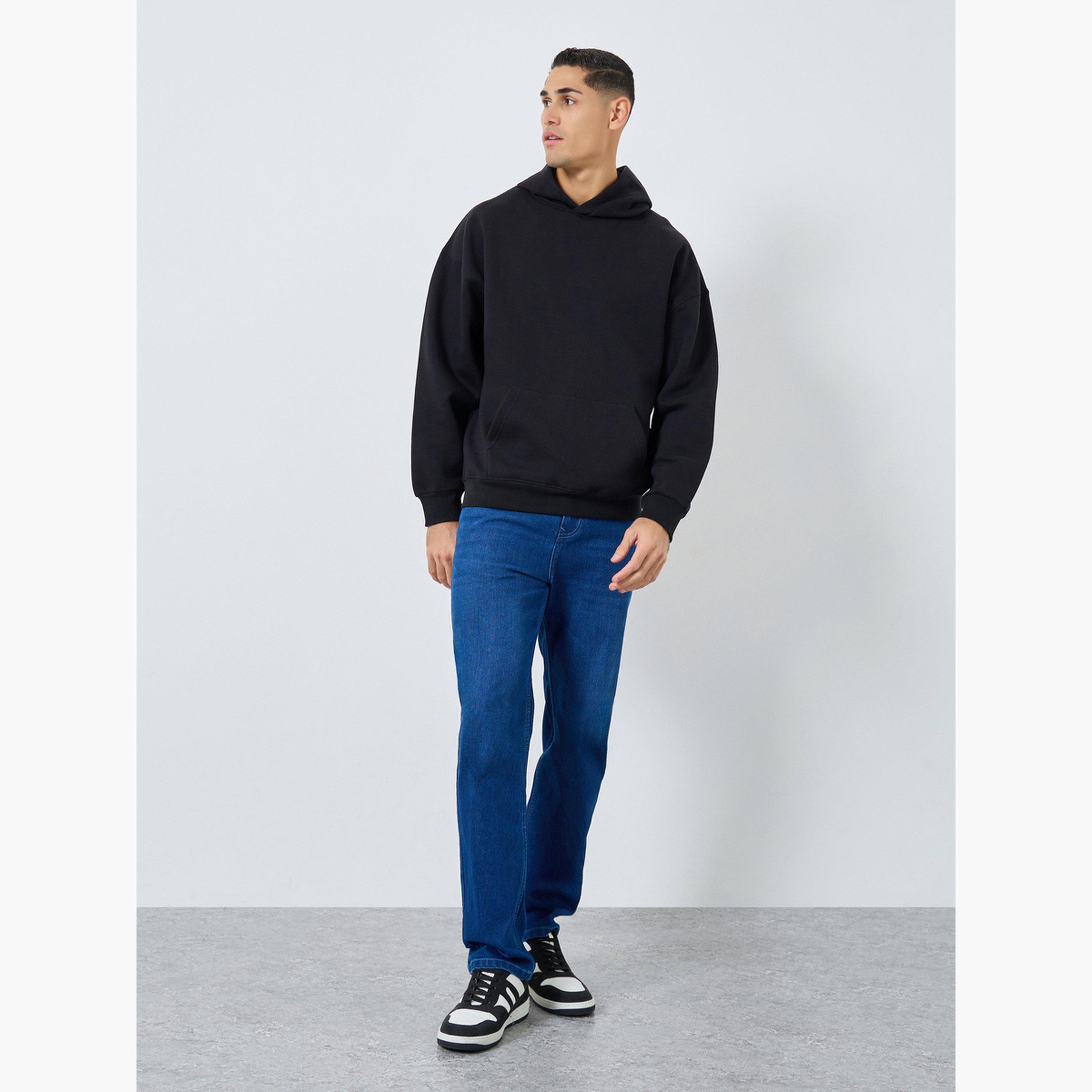 ستايلي - هودي أسود بقصّة واسعة وطبعة شعار من الخلف-men-winterwear-hoodiesandsweatshirts-image-2