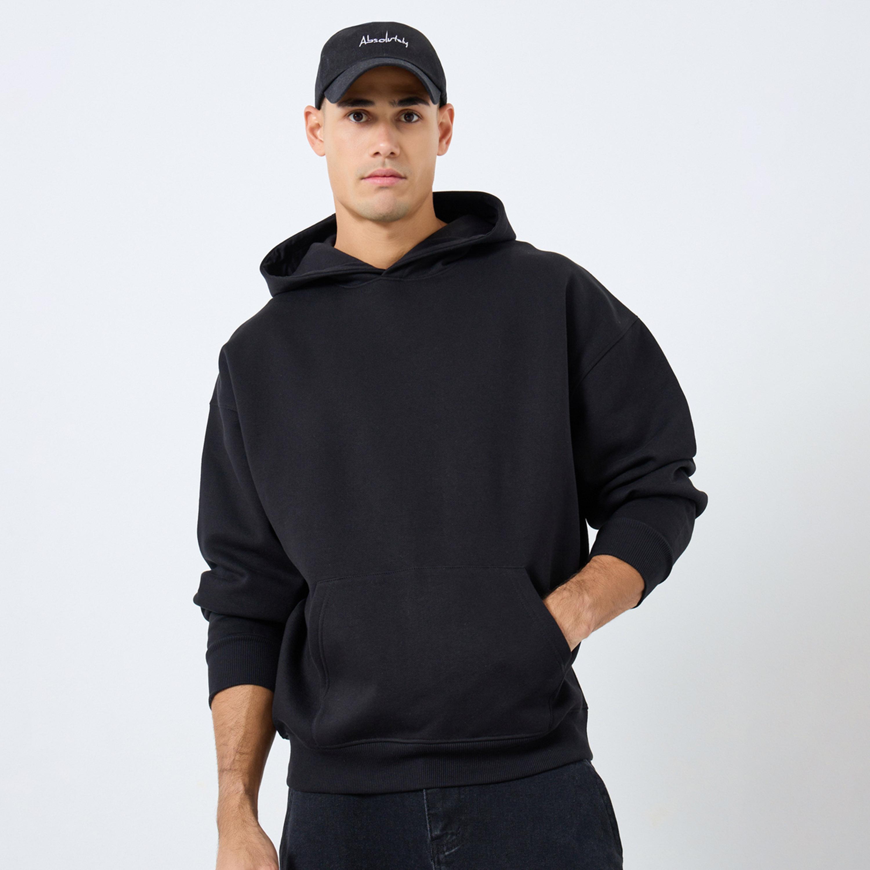 ستايلي - هودي أسود بقصّة واسعة وطبعة شعار من الخلف-men-winterwear-hoodiesandsweatshirts-image-1