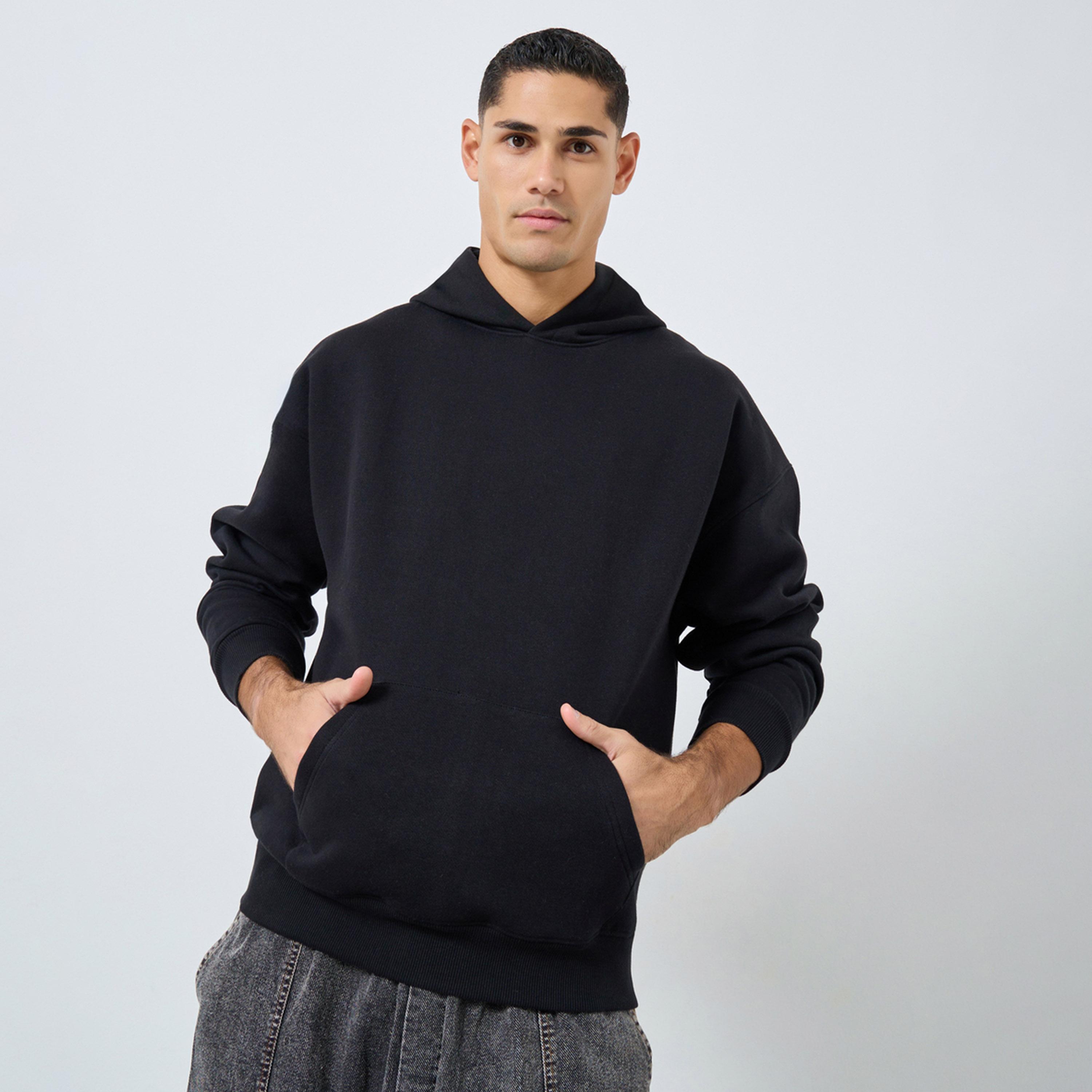 ستايلي - هودي أسود بقصّة واسعة وطبعة شعار من الخلف-men-winterwear-hoodiesandsweatshirts-image-1