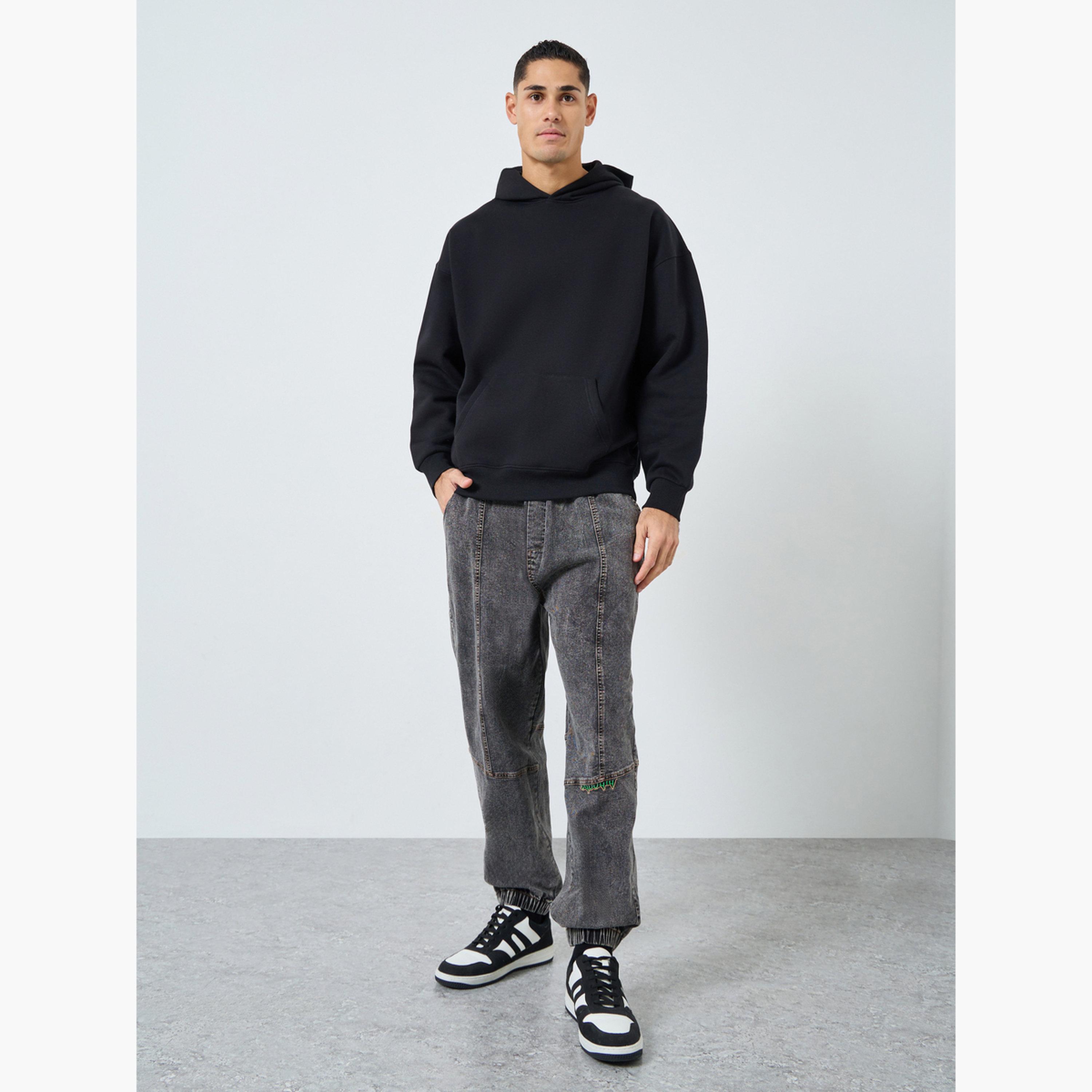 ستايلي - هودي أسود بقصّة واسعة وطبعة شعار من الخلف-men-winterwear-hoodiesandsweatshirts-image-2