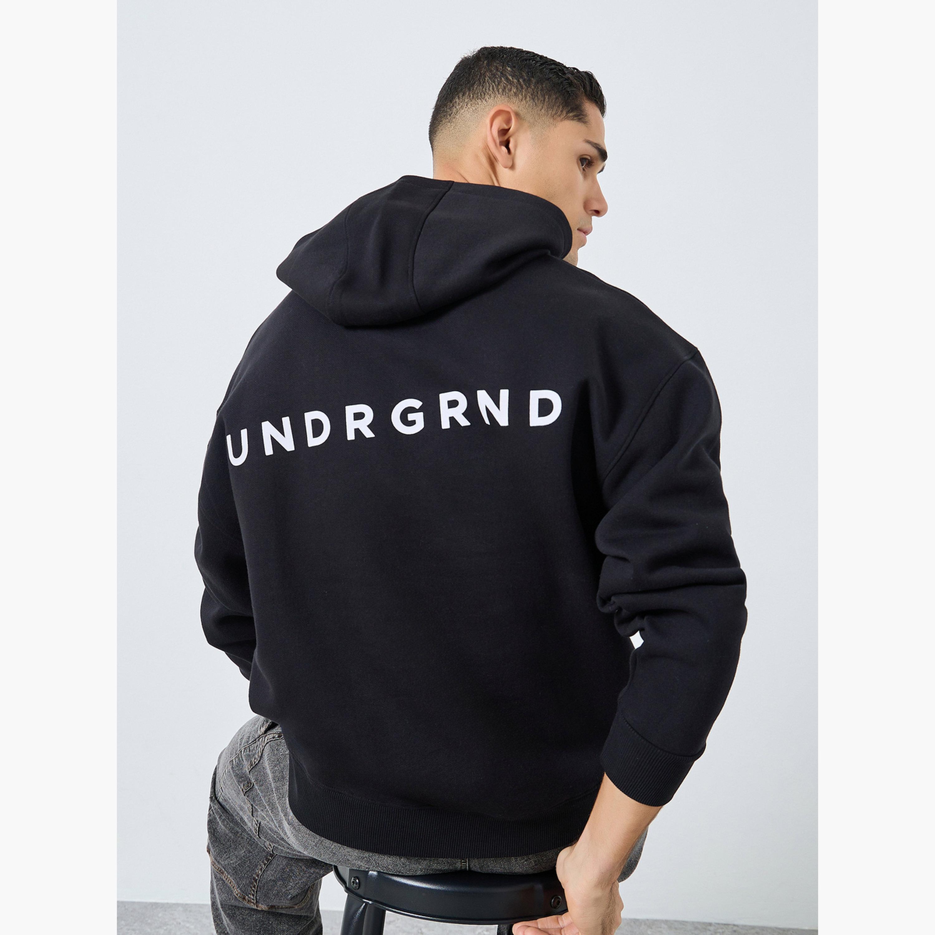 ستايلي - هودي أسود بقصّة واسعة وطبعة شعار من الخلف-men-winterwear-hoodiesandsweatshirts-image-3