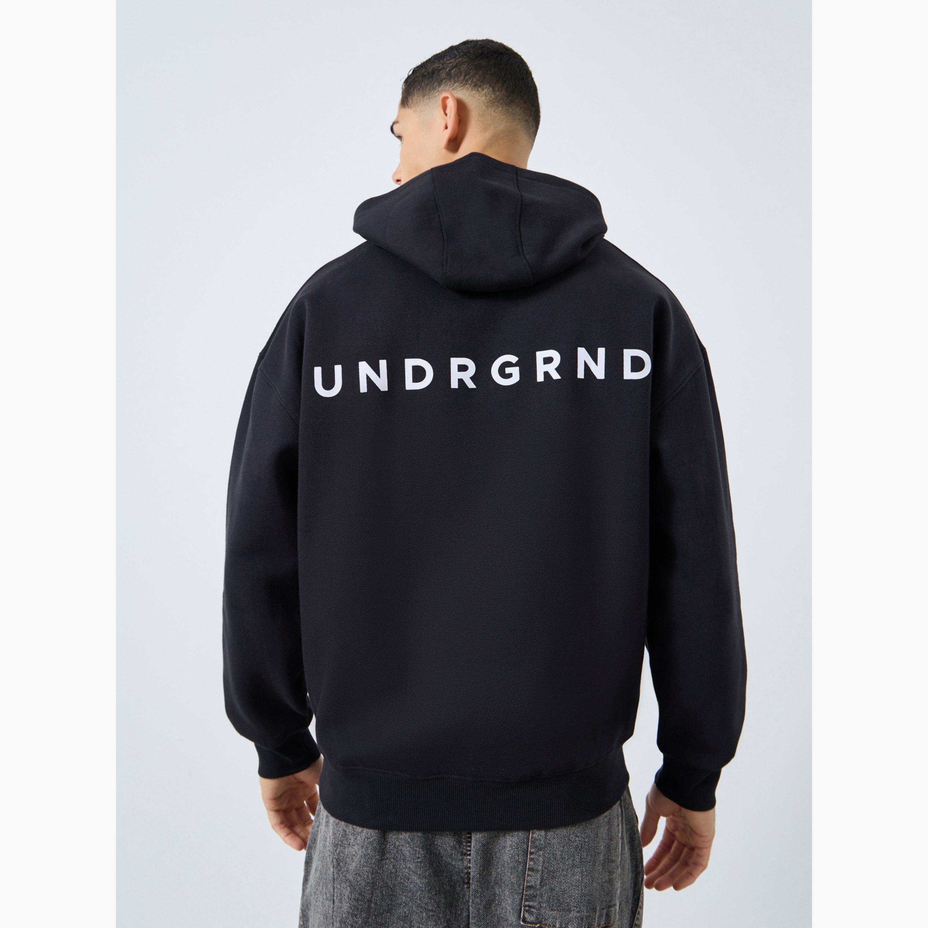 ستايلي - هودي أسود بقصّة واسعة وطبعة شعار من الخلف-men-winterwear-hoodiesandsweatshirts-image-4