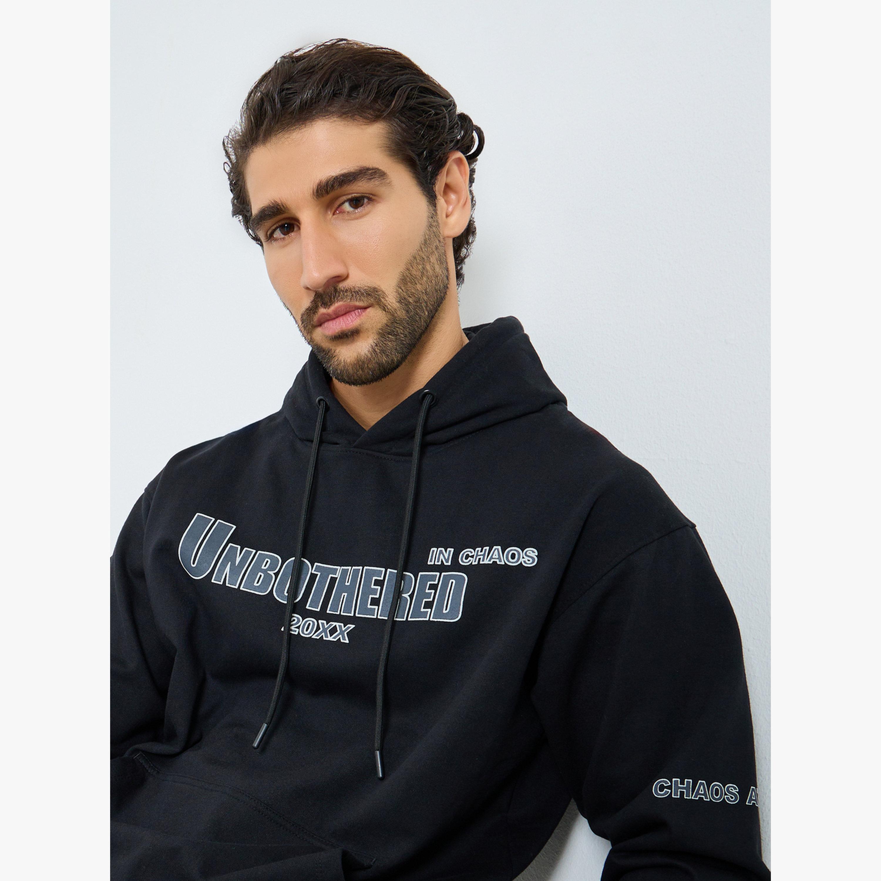 سويت شيرت فليس بطبعة منفوخة وقصة مريحة-men-clothing-hoodiesandsweatshirts-image-3