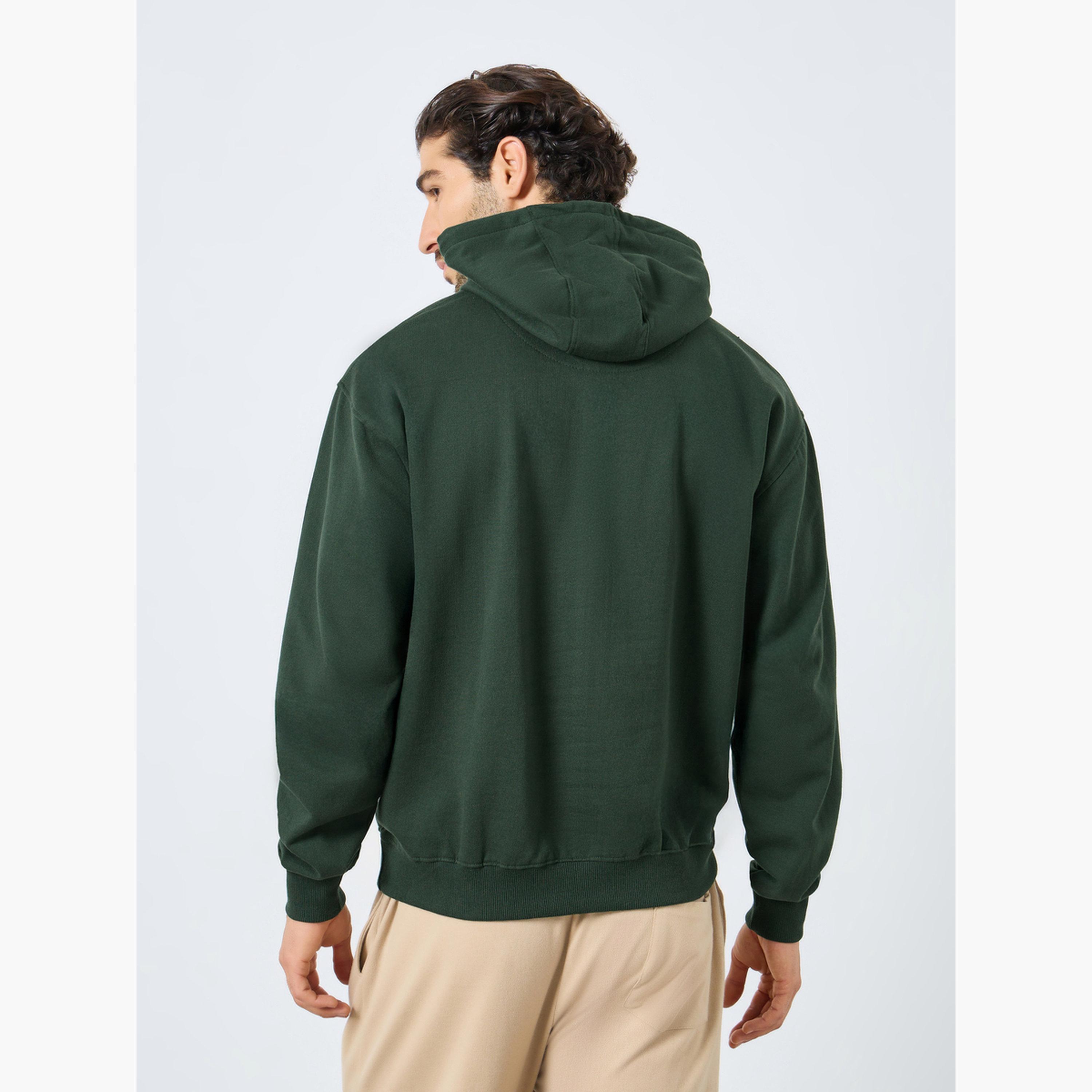 هودي بطبعة جرافيك وقصة مريحة-men-winterwear-hoodiesandsweatshirts-image-3