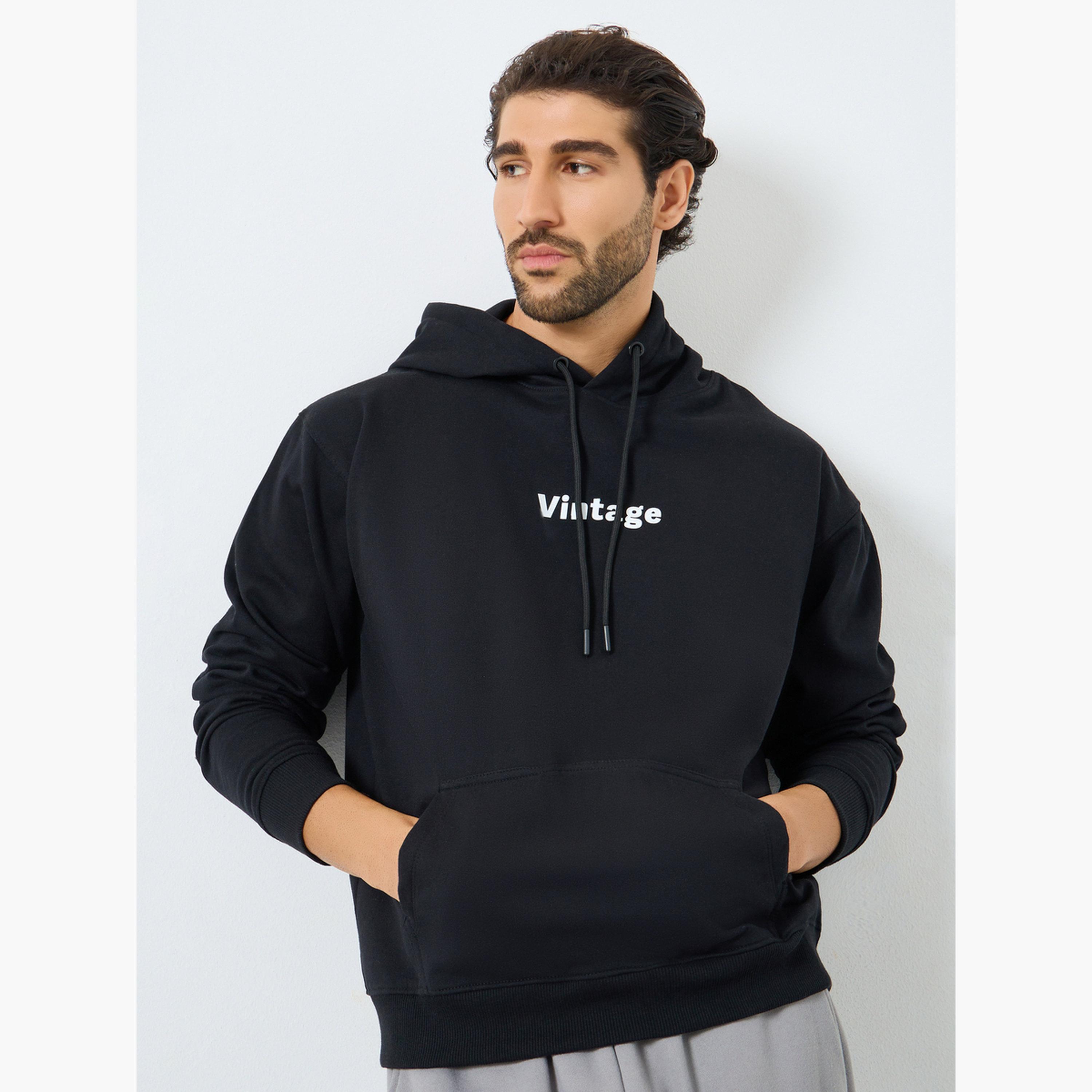 هودي بقصة مريحة وطبعة كتابة-men-clothing-hoodiesandsweatshirts-image-1