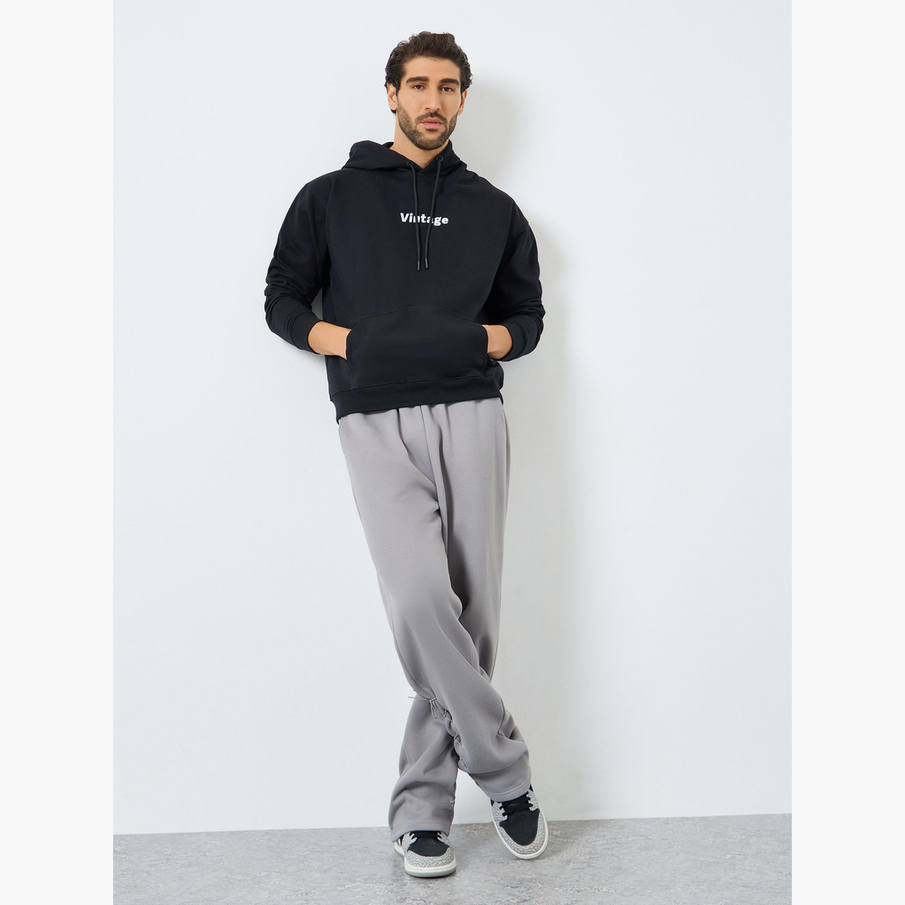 هودي بقصة مريحة وطبعة كتابة-men-clothing-hoodiesandsweatshirts-image-2