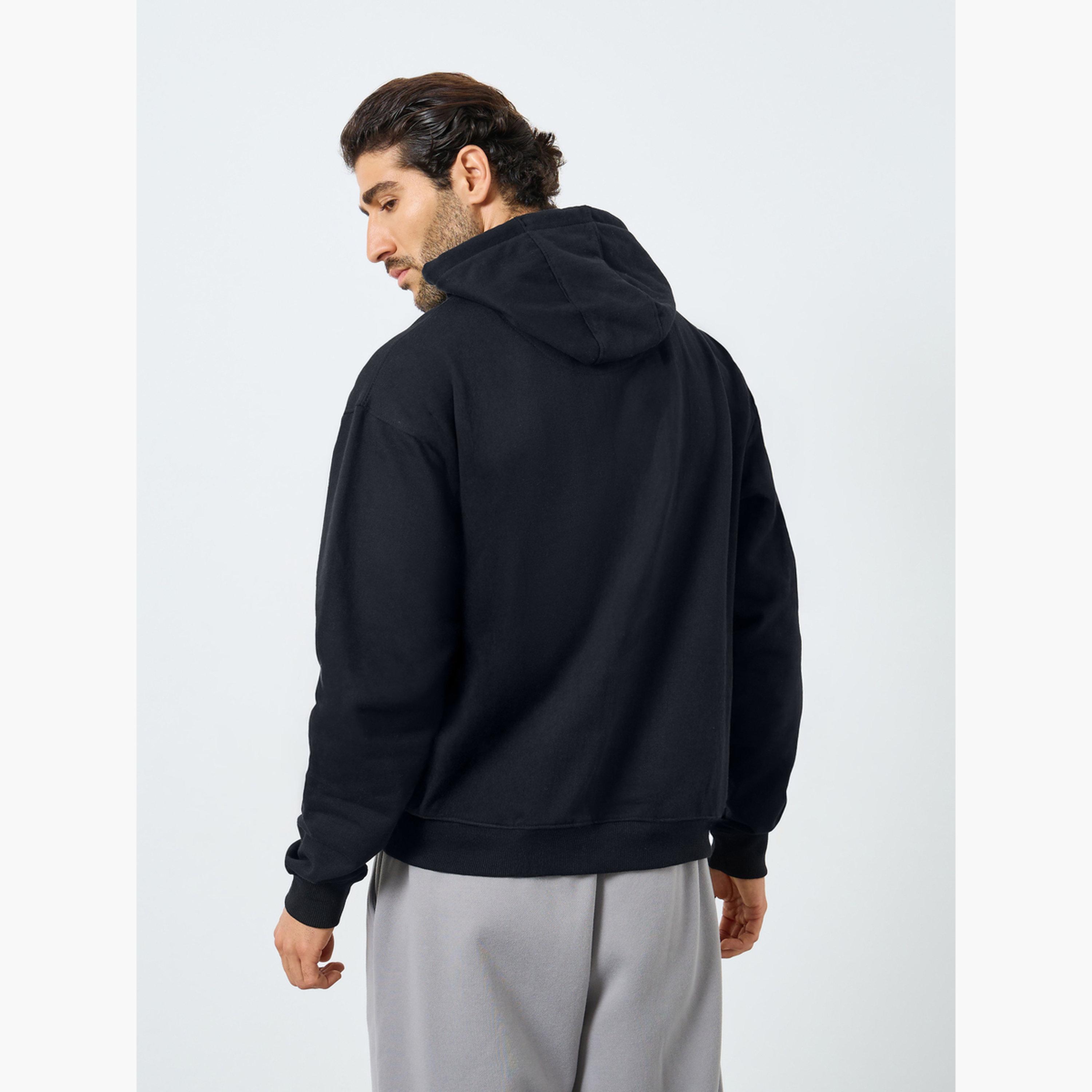 هودي بقصة مريحة وطبعة كتابة-men-clothing-hoodiesandsweatshirts-image-3