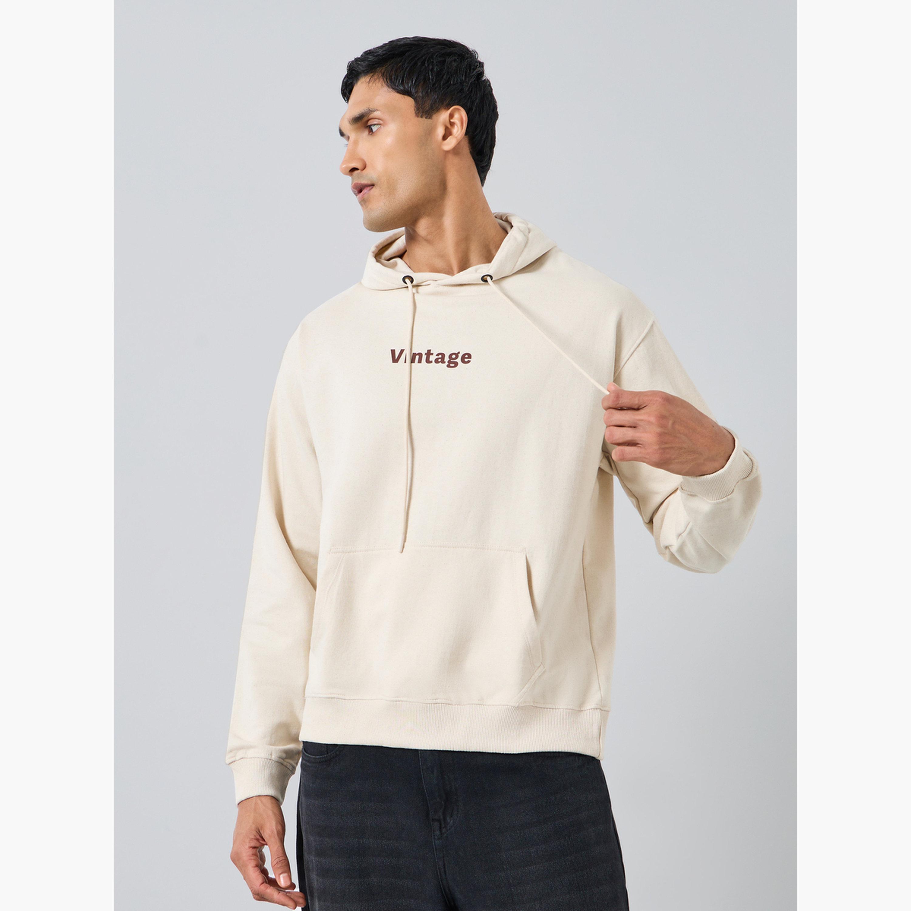 هودي فليس بقصة مريحة وطبعة كتابة-men-winterwear-hoodiesandsweatshirts-image-1