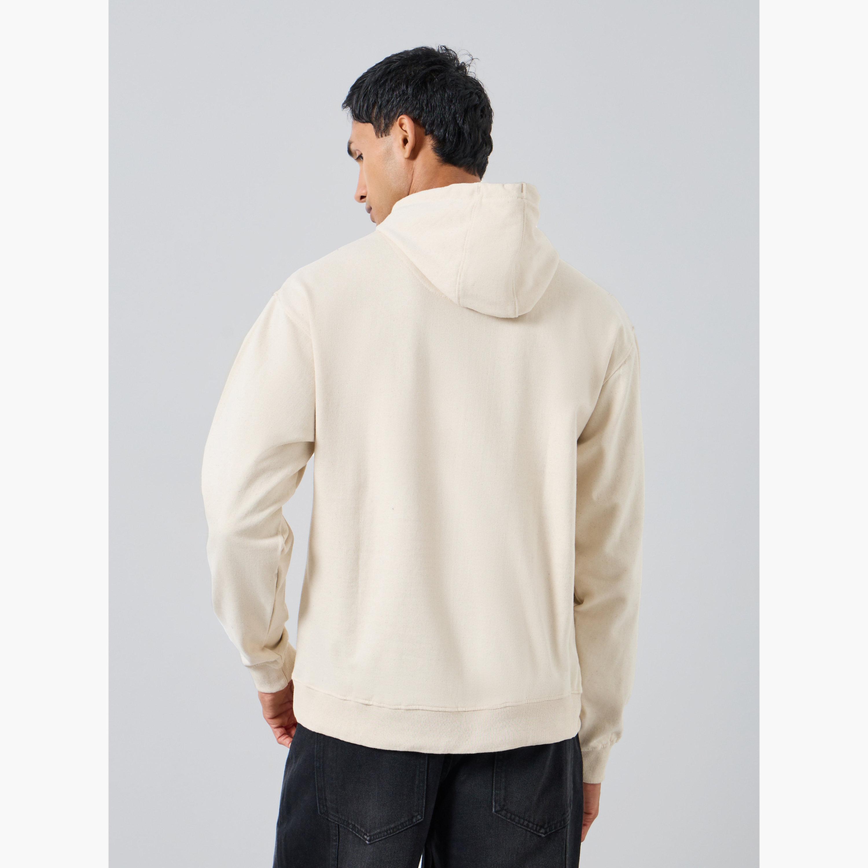 هودي فليس بقصة مريحة وطبعة كتابة-men-winterwear-hoodiesandsweatshirts-image-3