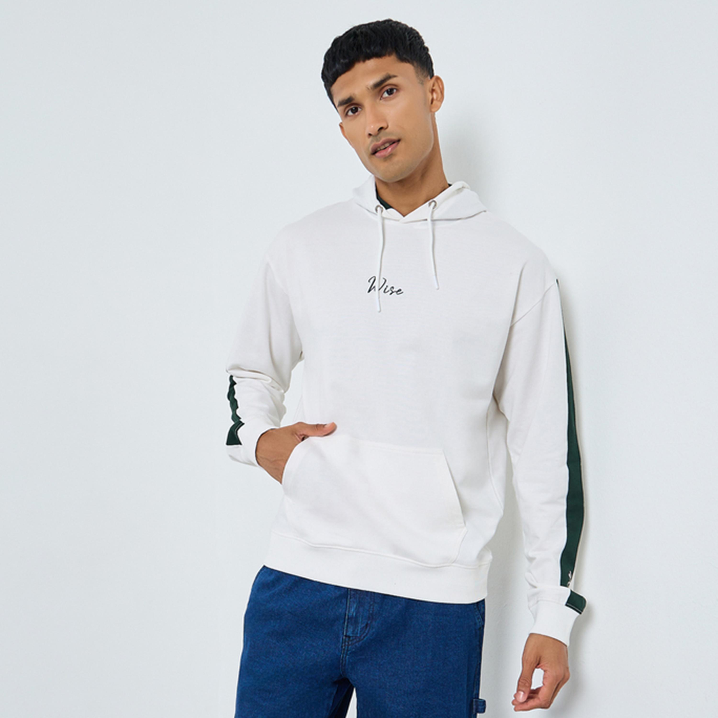 هودي أبيض بطبعة موضعية بقصة مريحة للرجال-men-winterwear-hoodiesandsweatshirts-image-1