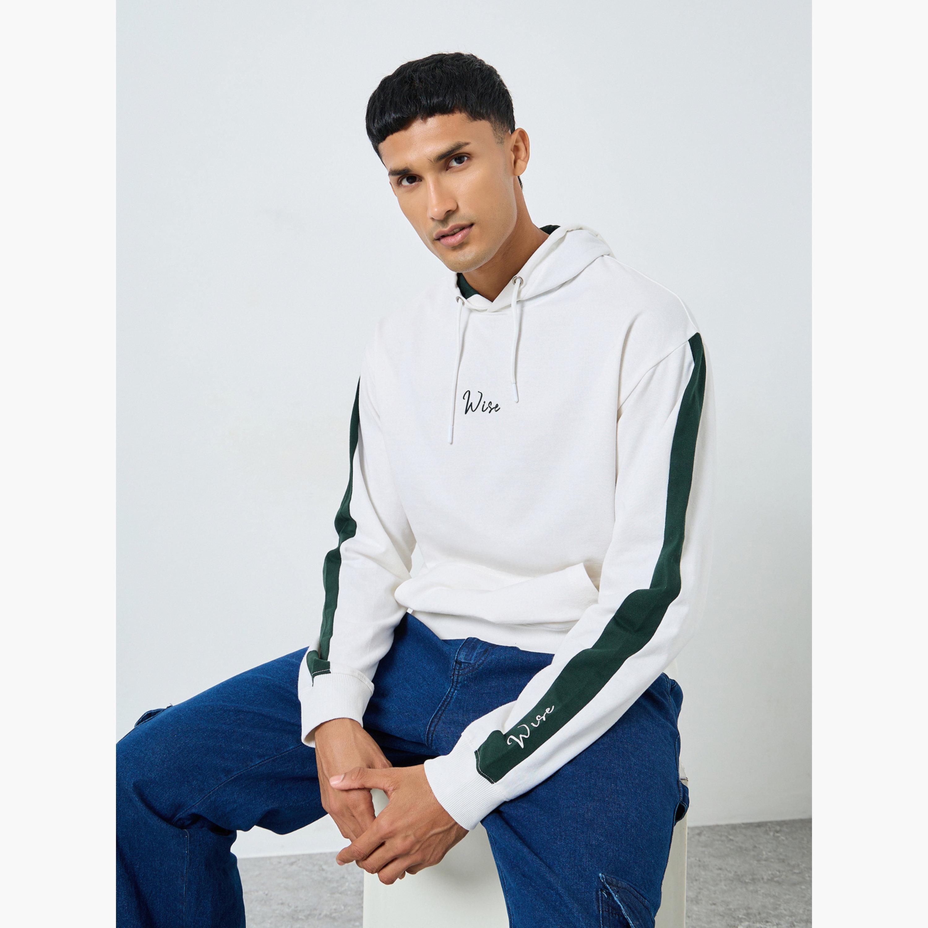 هودي أبيض بطبعة موضعية بقصة مريحة للرجال-men-winterwear-hoodiesandsweatshirts-image-2