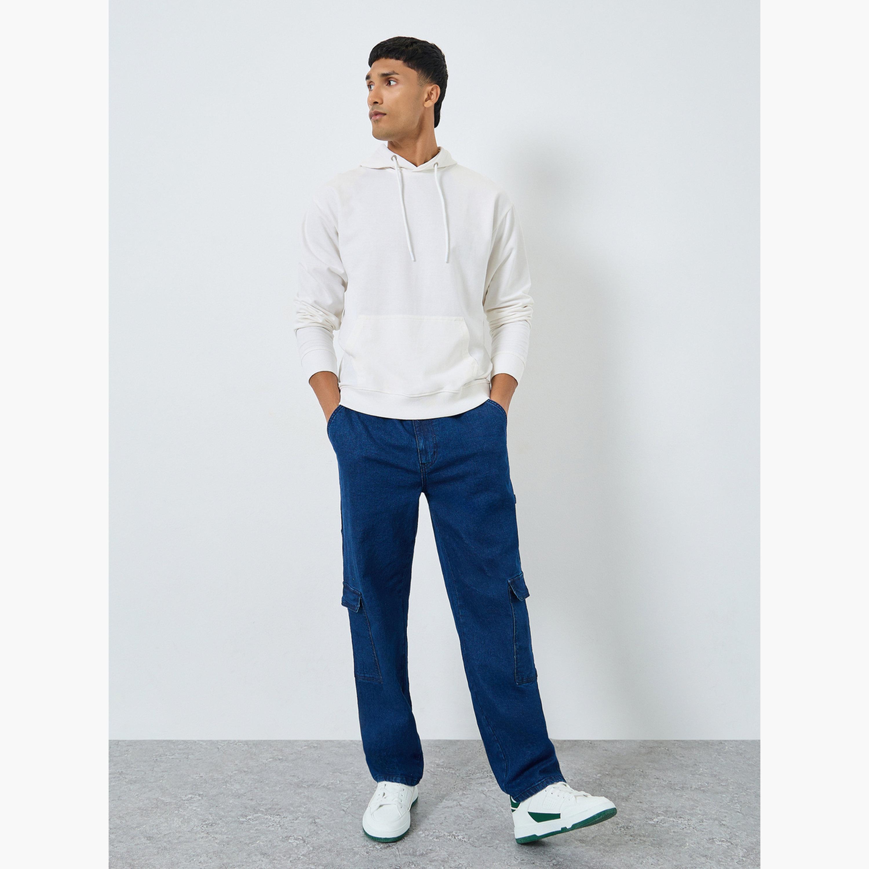 هودي أبيض بطبعة سفر بقصة مريحة للرجال-men-winterwear-hoodiesandsweatshirts-image-2