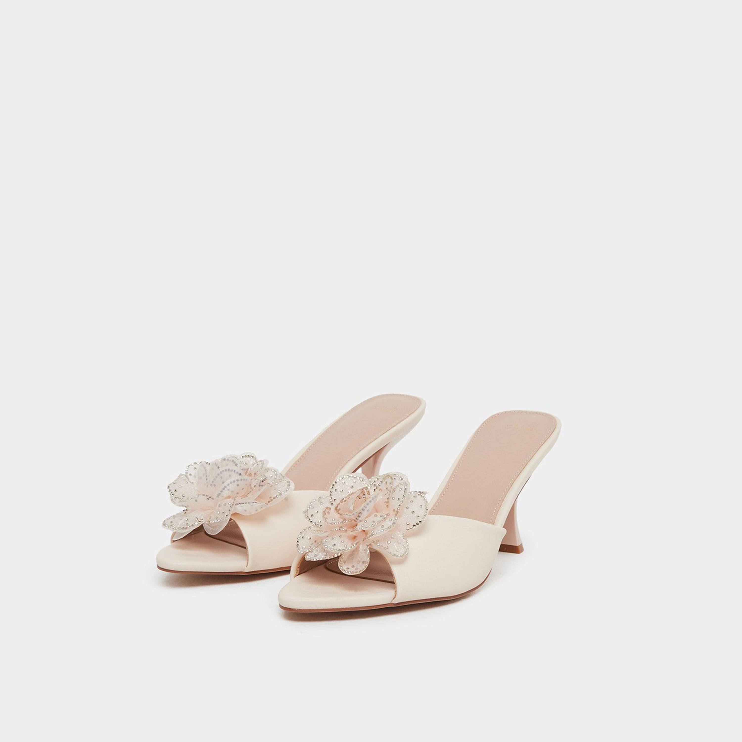 ستايلي - صندل بكعب صغير سهل الارتداء مزين بورود-women-shoes-heels-image-1