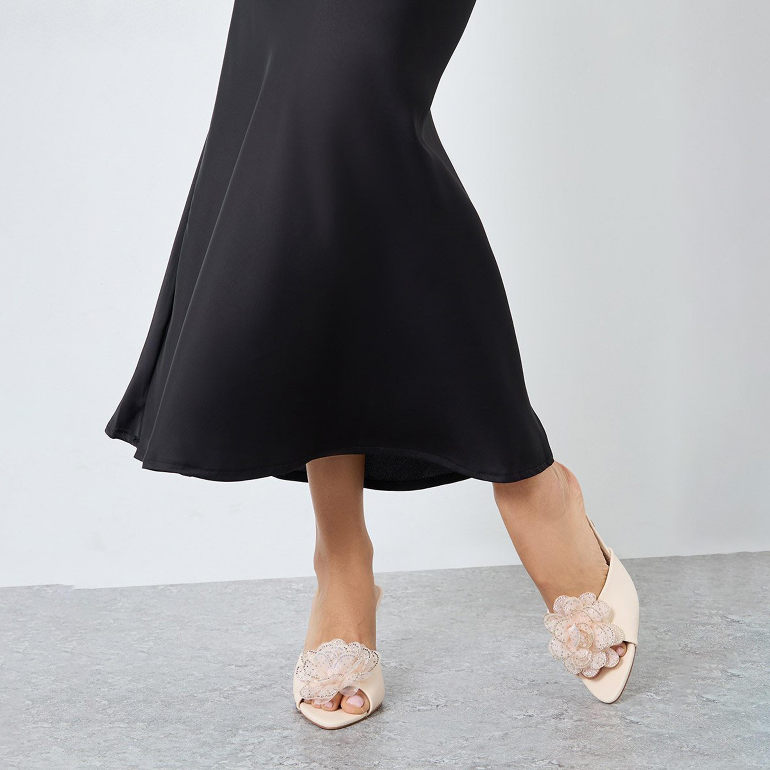 ستايلي - صندل بكعب صغير سهل الارتداء مزين بورود-women-shoes-heels-image-2
