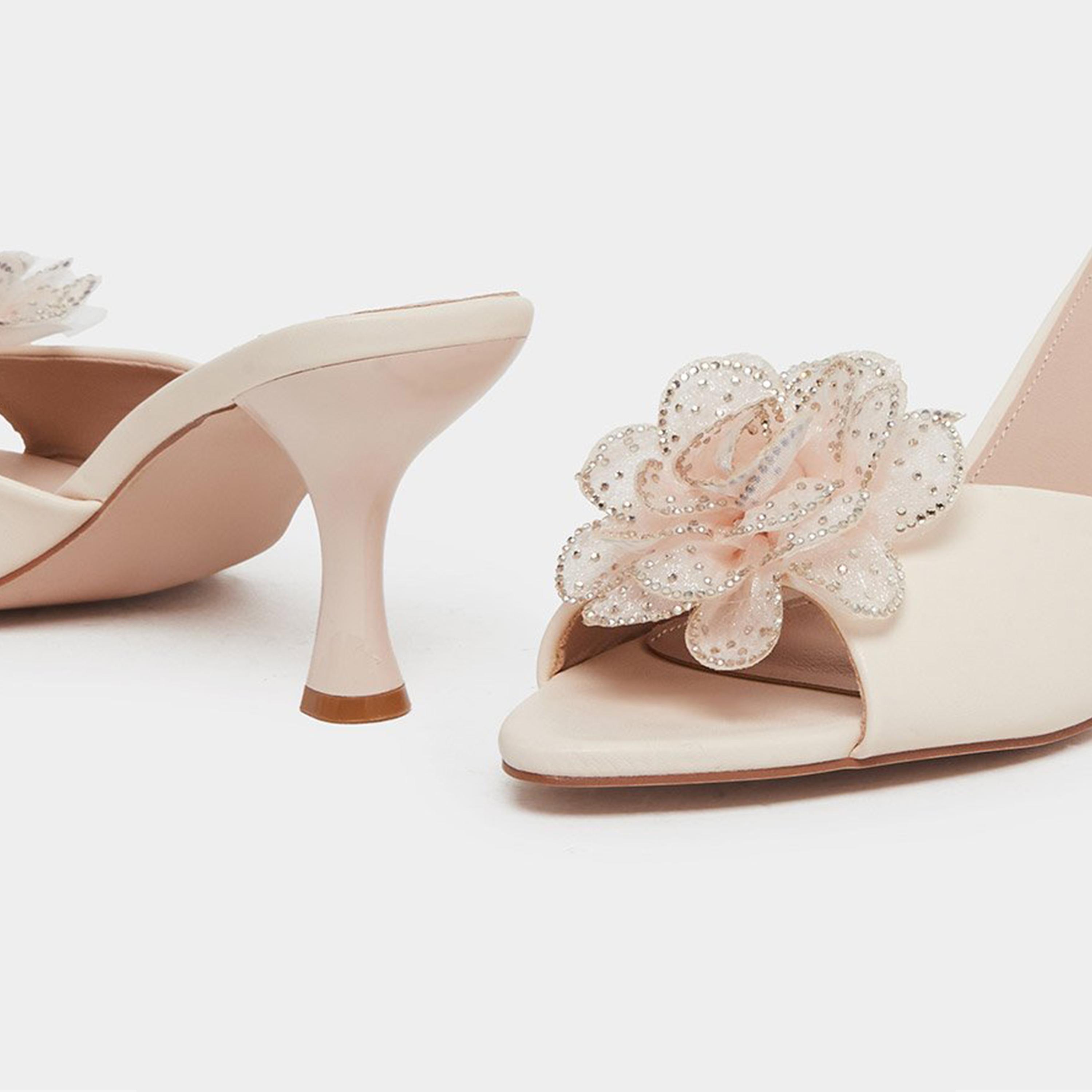 ستايلي - صندل بكعب صغير سهل الارتداء مزين بورود-women-shoes-heels-image-4