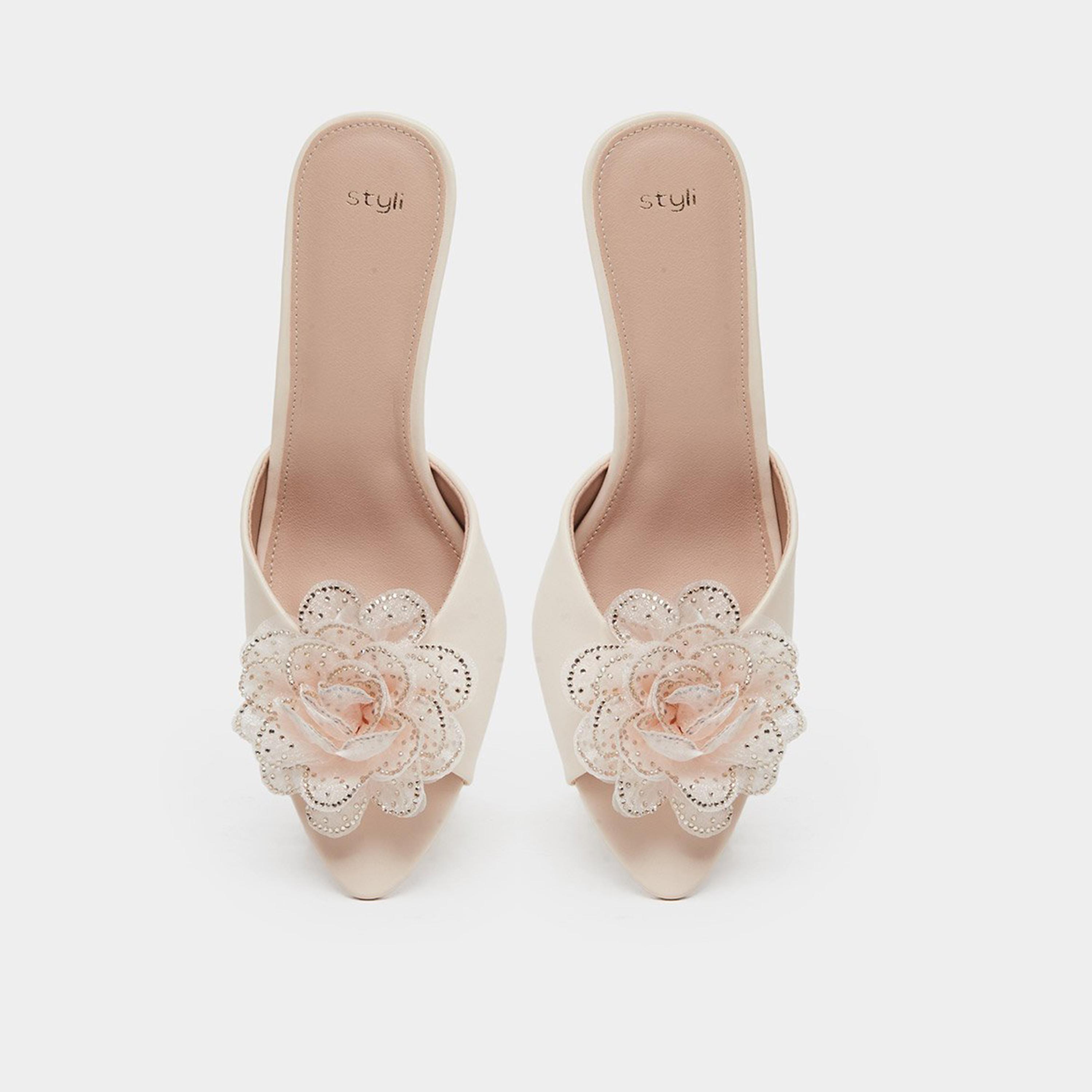 ستايلي - صندل بكعب صغير سهل الارتداء مزين بورود-women-shoes-heels-image-6