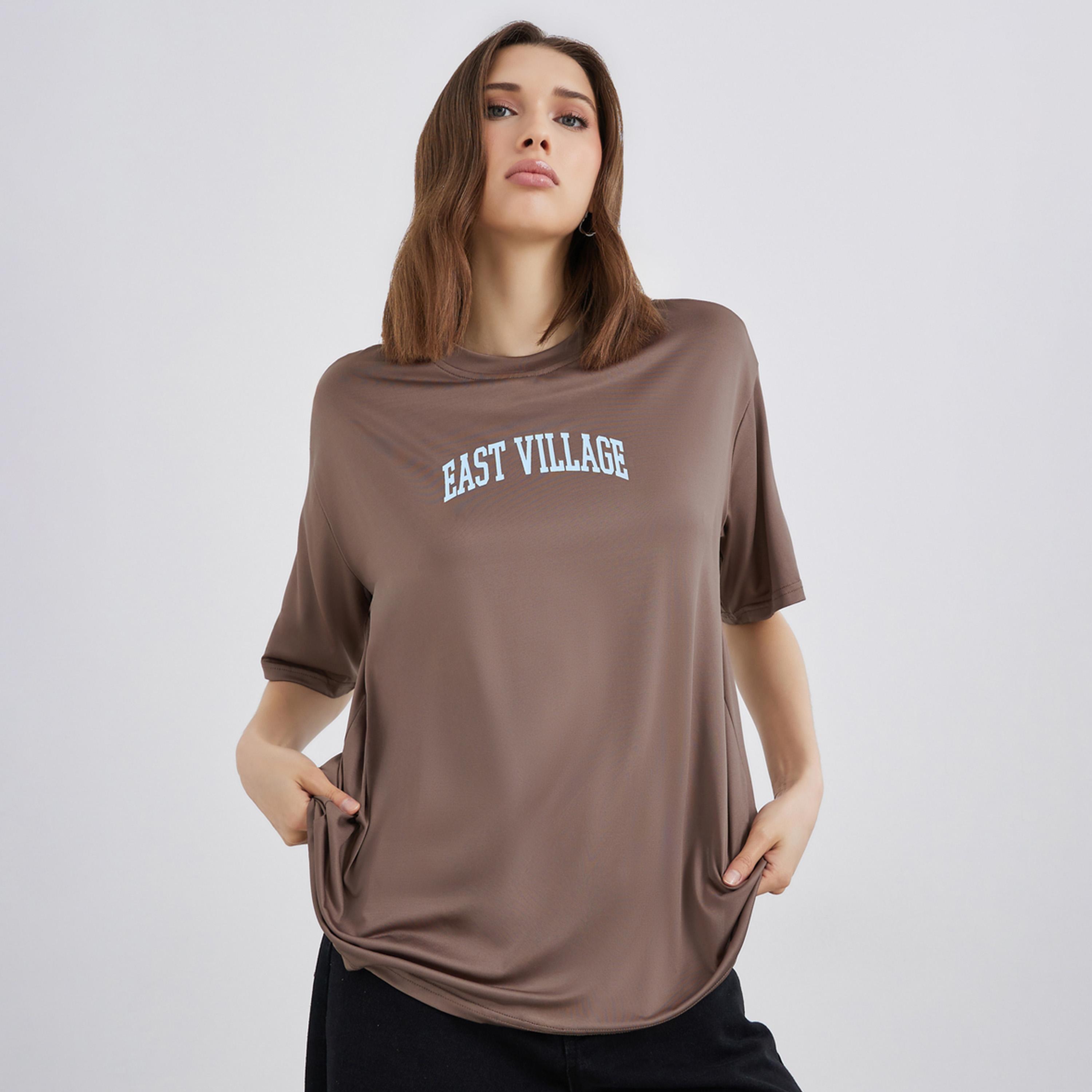 ستايلي - تي شيرت بني حجم كبير بشعار-women-clothing-tshirts-image-1
