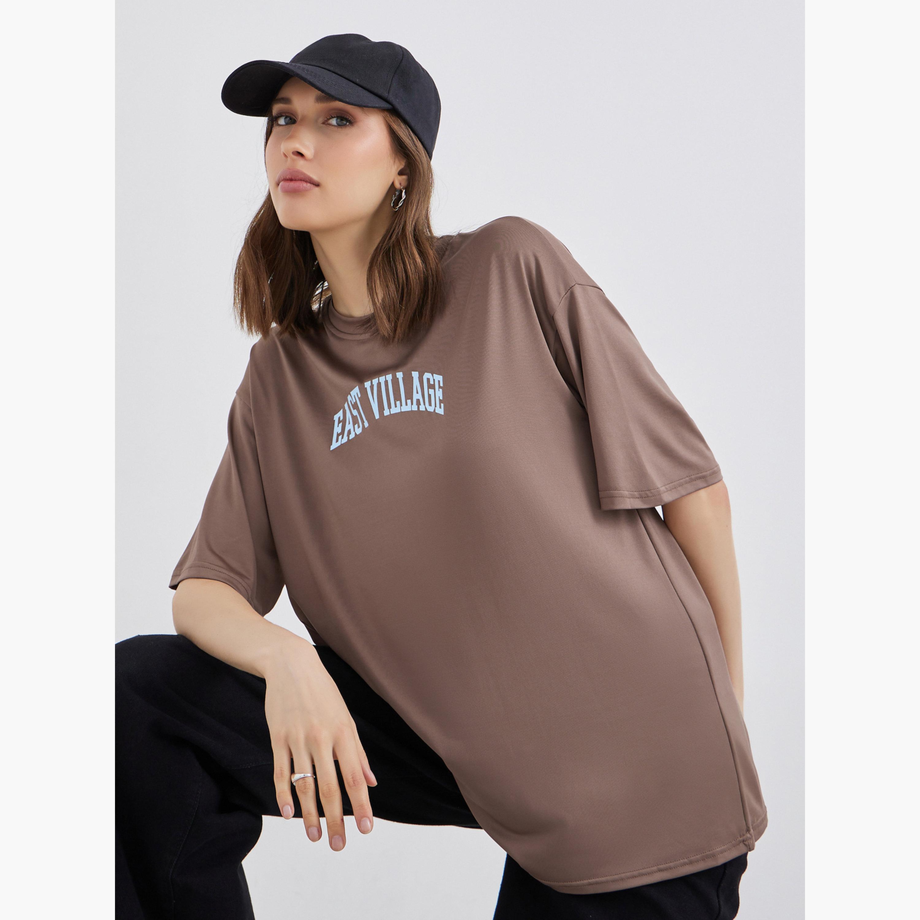 ستايلي - تي شيرت بني حجم كبير بشعار-women-clothing-tshirts-image-3