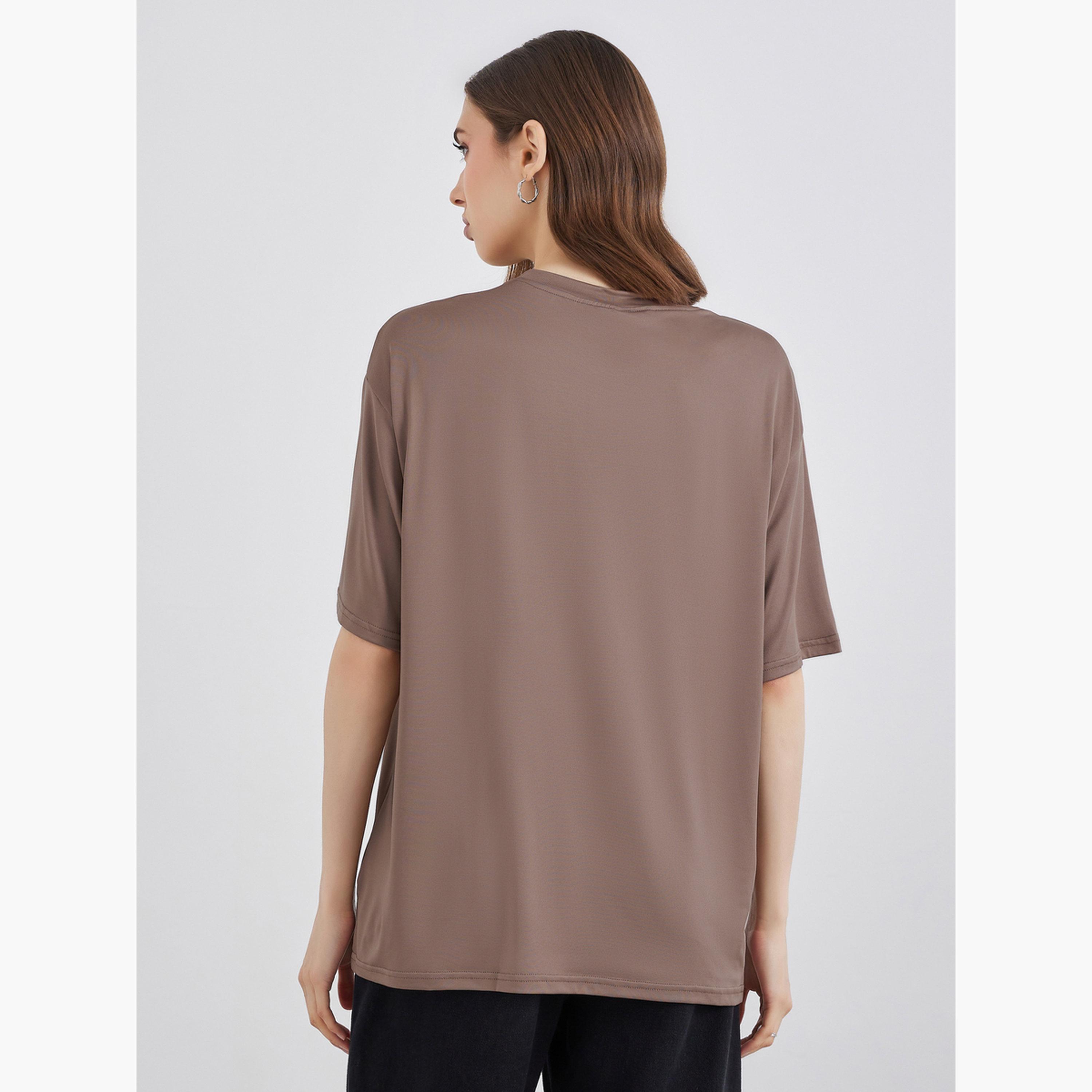 ستايلي - تي شيرت بني حجم كبير بشعار-women-clothing-tshirts-image-5