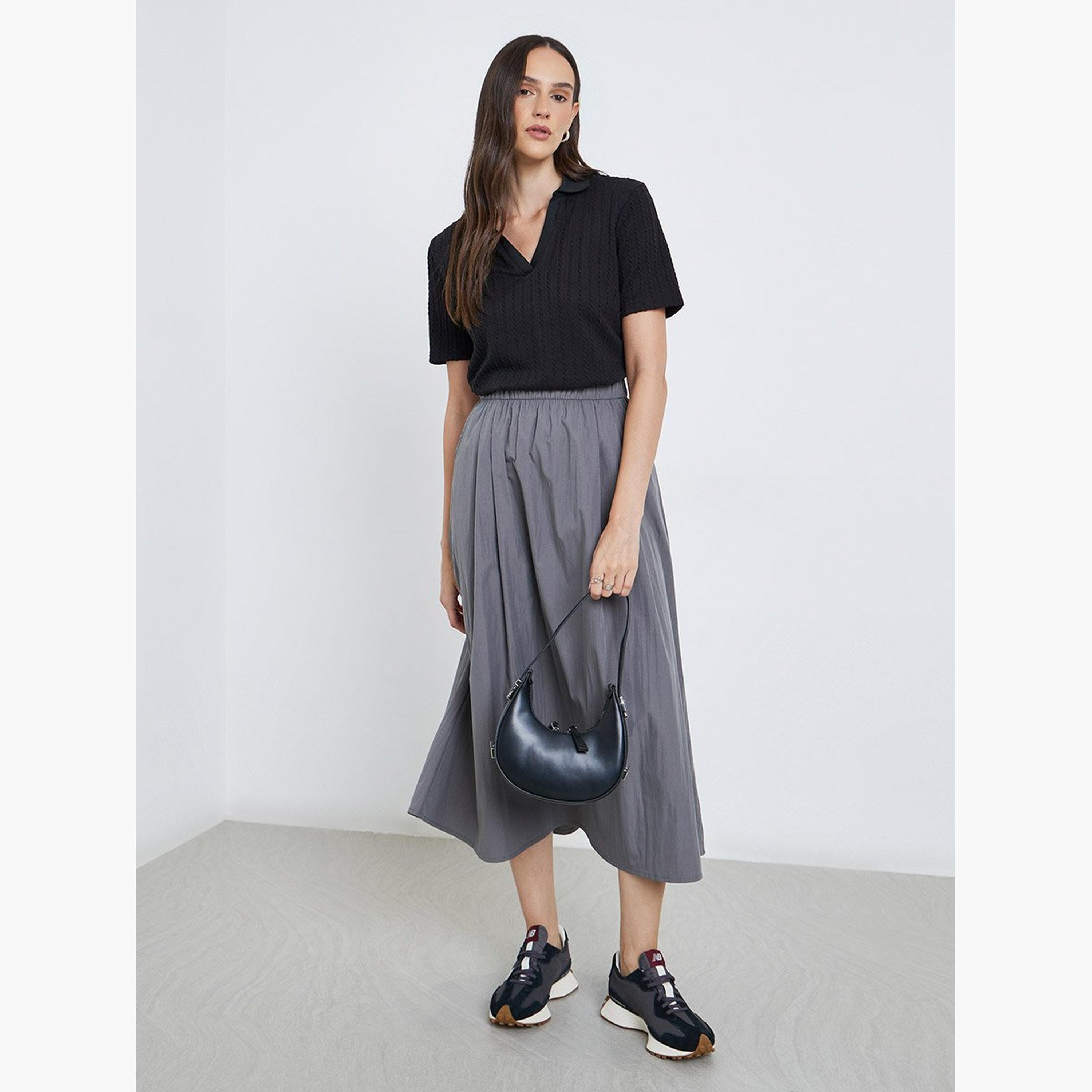 ستايلي - تي شيرت بولو أسود محبوك بقصّة مريحة-women-clothing-tshirts-image-1