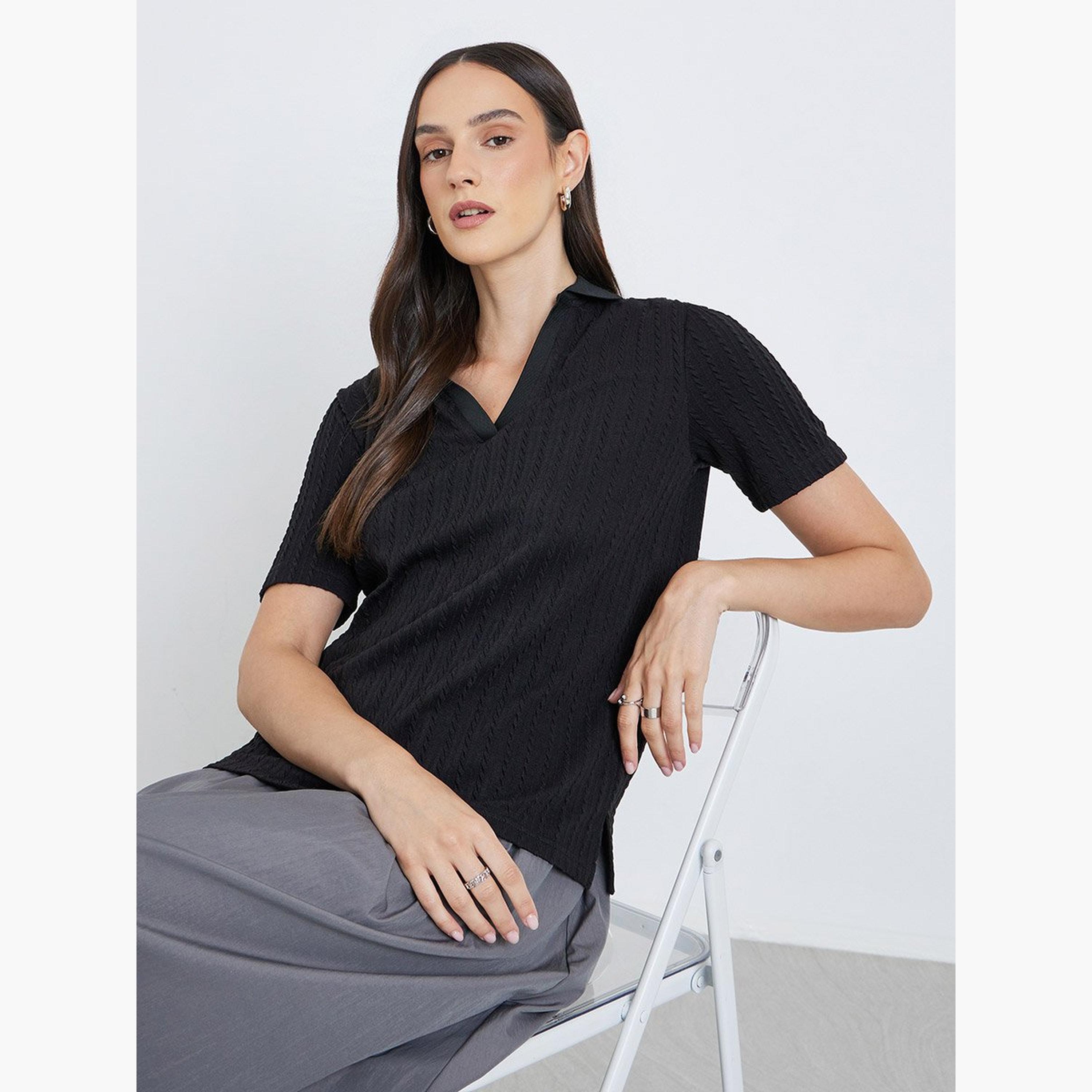 ستايلي - تي شيرت بولو أسود محبوك بقصّة مريحة-women-clothing-tshirts-image-2