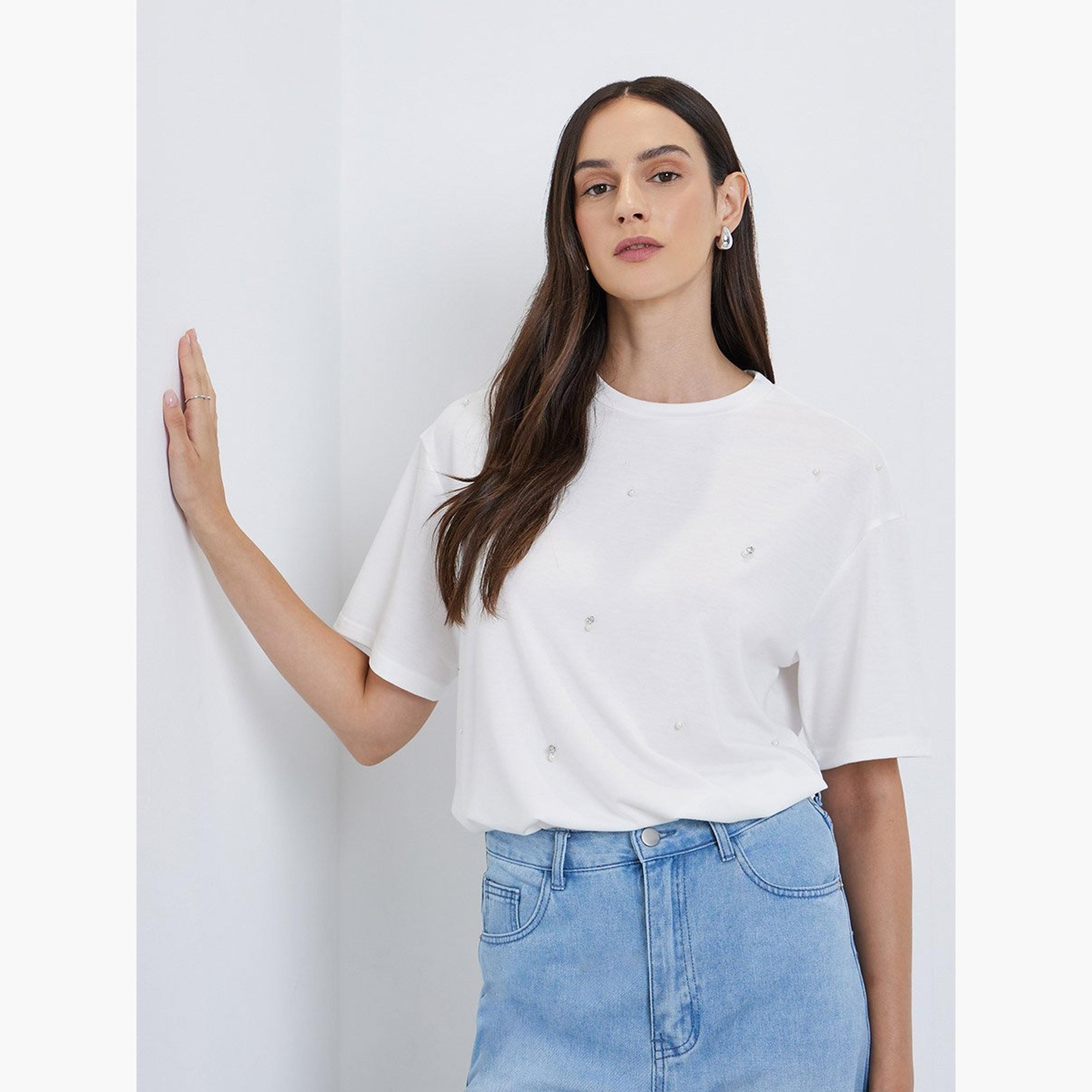 ستايلي - تي شيرت أبيض مزخرف برقبة دائرية-women-clothing-tshirts-image-1