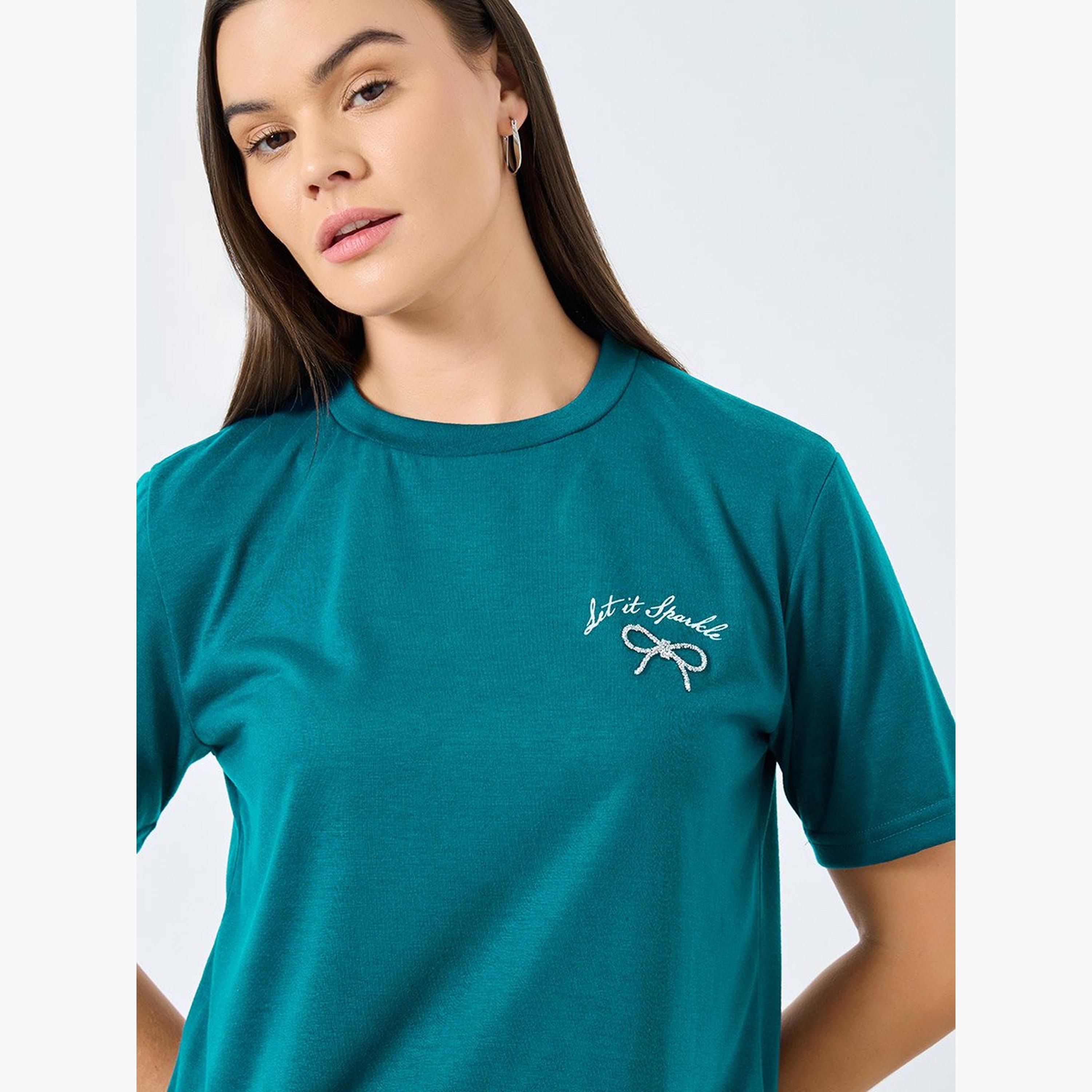 ستايلي - تي شيرت مزين بشعار مطبوع لون أخضر الداكن-women-clothing-tshirts-image-3