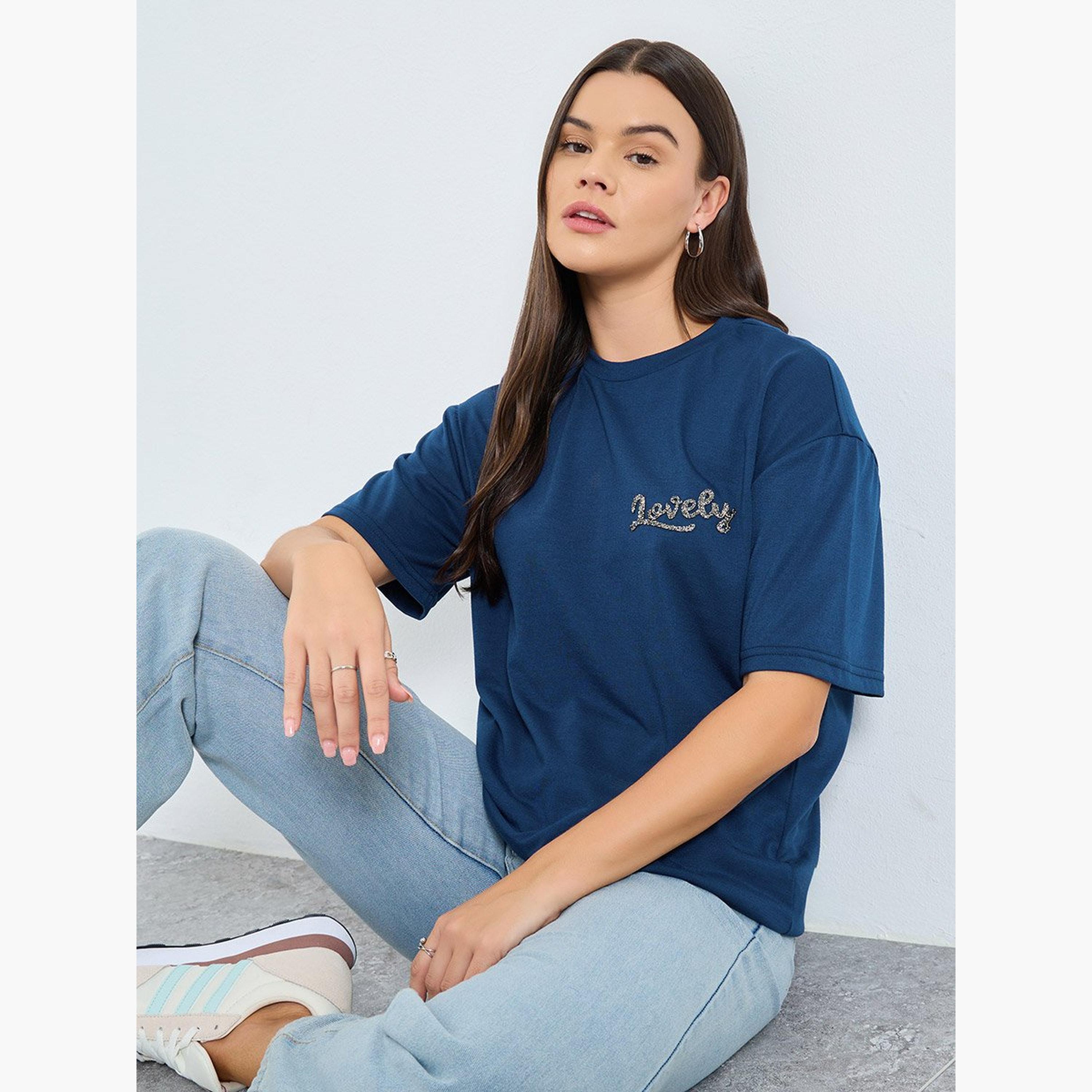 ستايلي - تي شيرت أزرق داكن مقاس كبير بتفاصيل شعار-women-clothing-tshirts-image-2