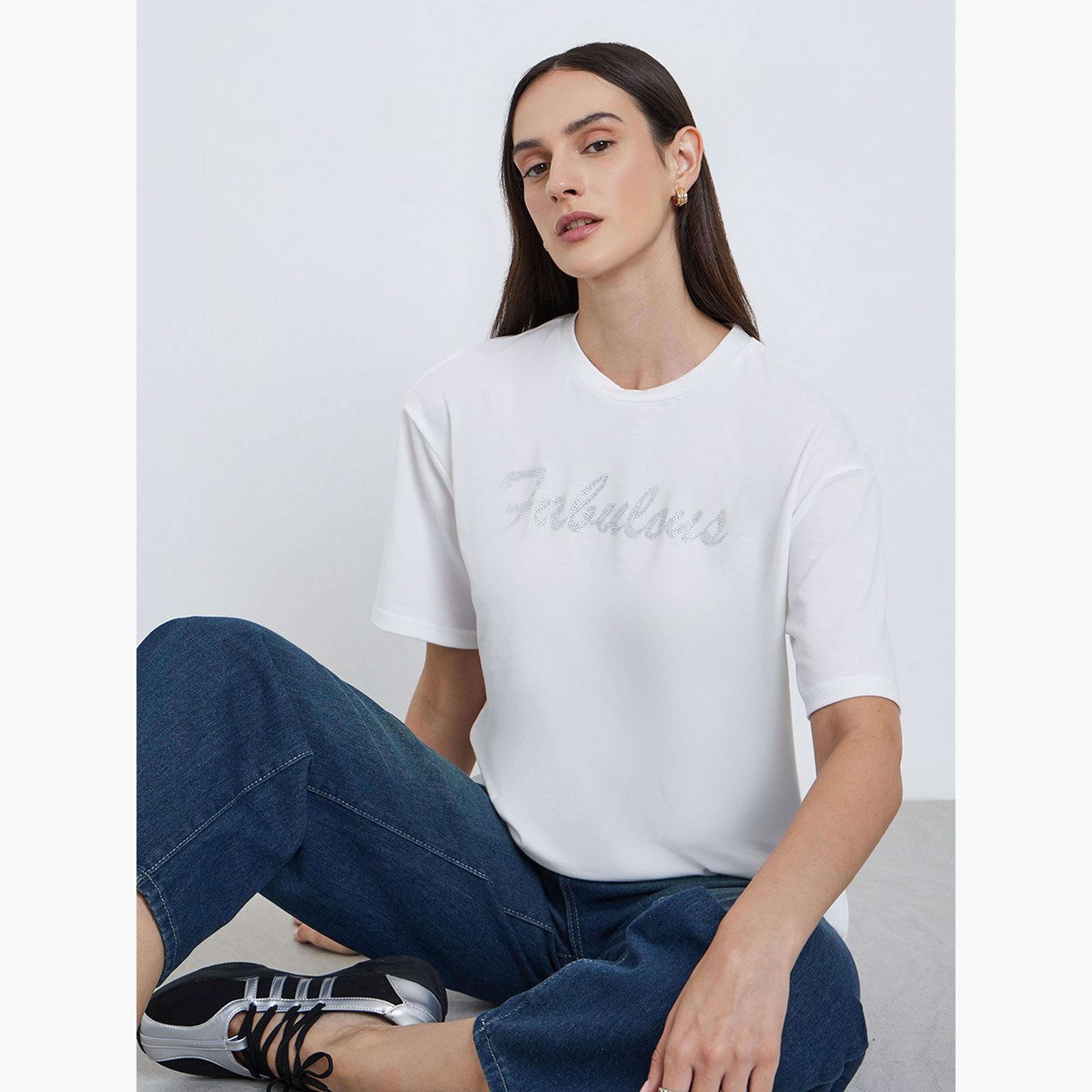 ستايلي - تي شيرت أبيض مقاس كبير مزين بشعار-women-clothing-tshirts-image-2