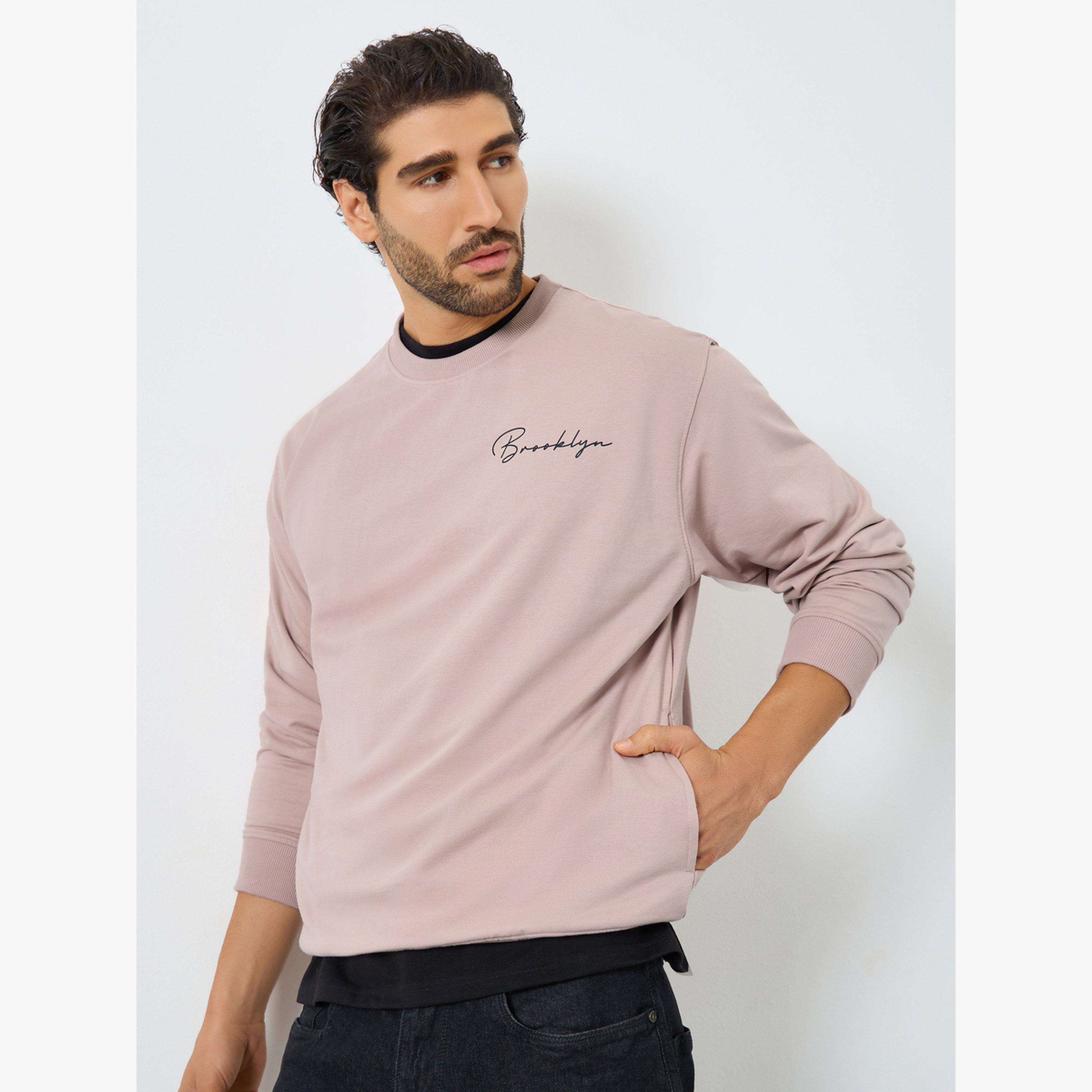 سويت شيرت مطبوع بكتابة بقصة مريحة-men-clothing-hoodiesandsweatshirts-image-1