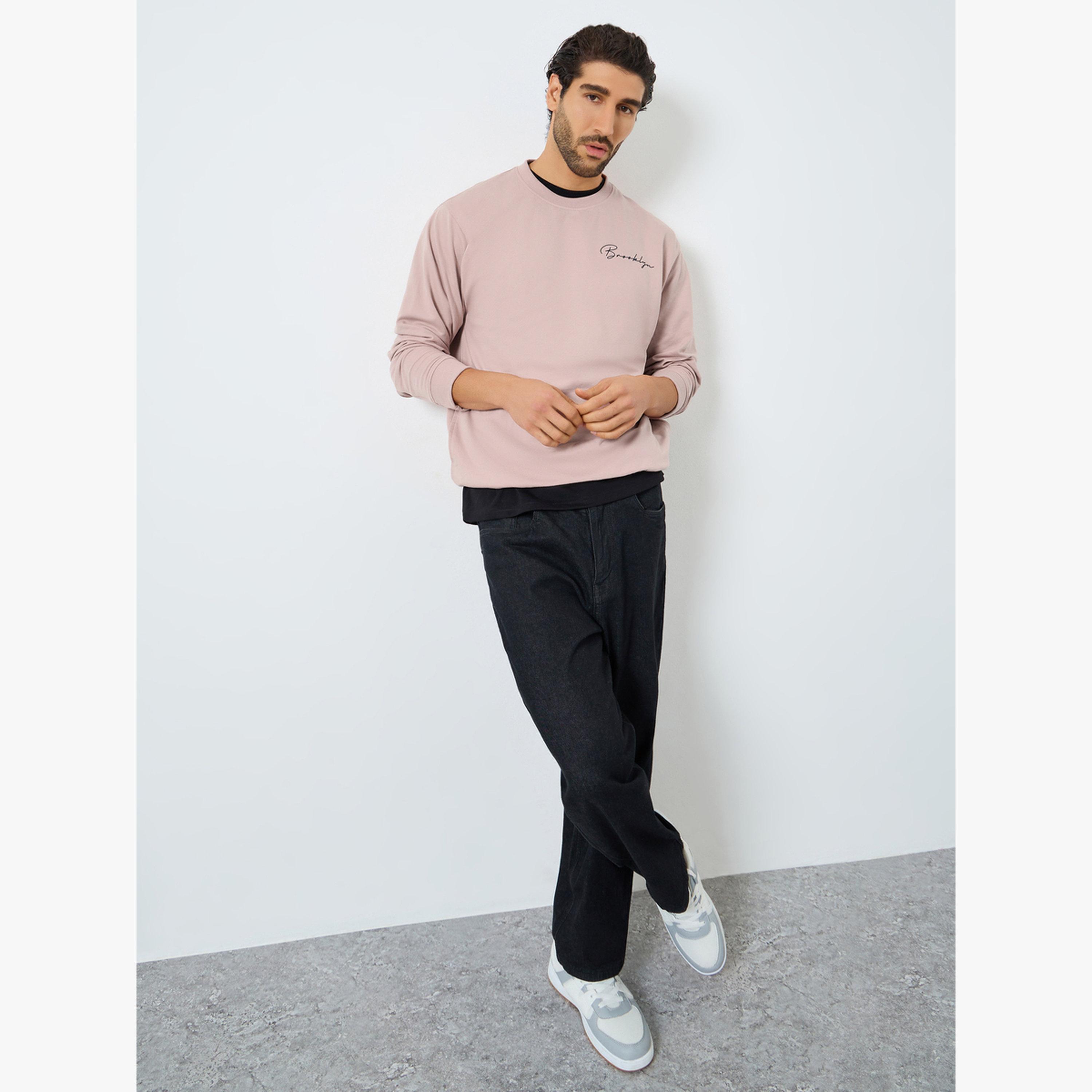 سويت شيرت مطبوع بكتابة بقصة مريحة-men-clothing-hoodiesandsweatshirts-image-2