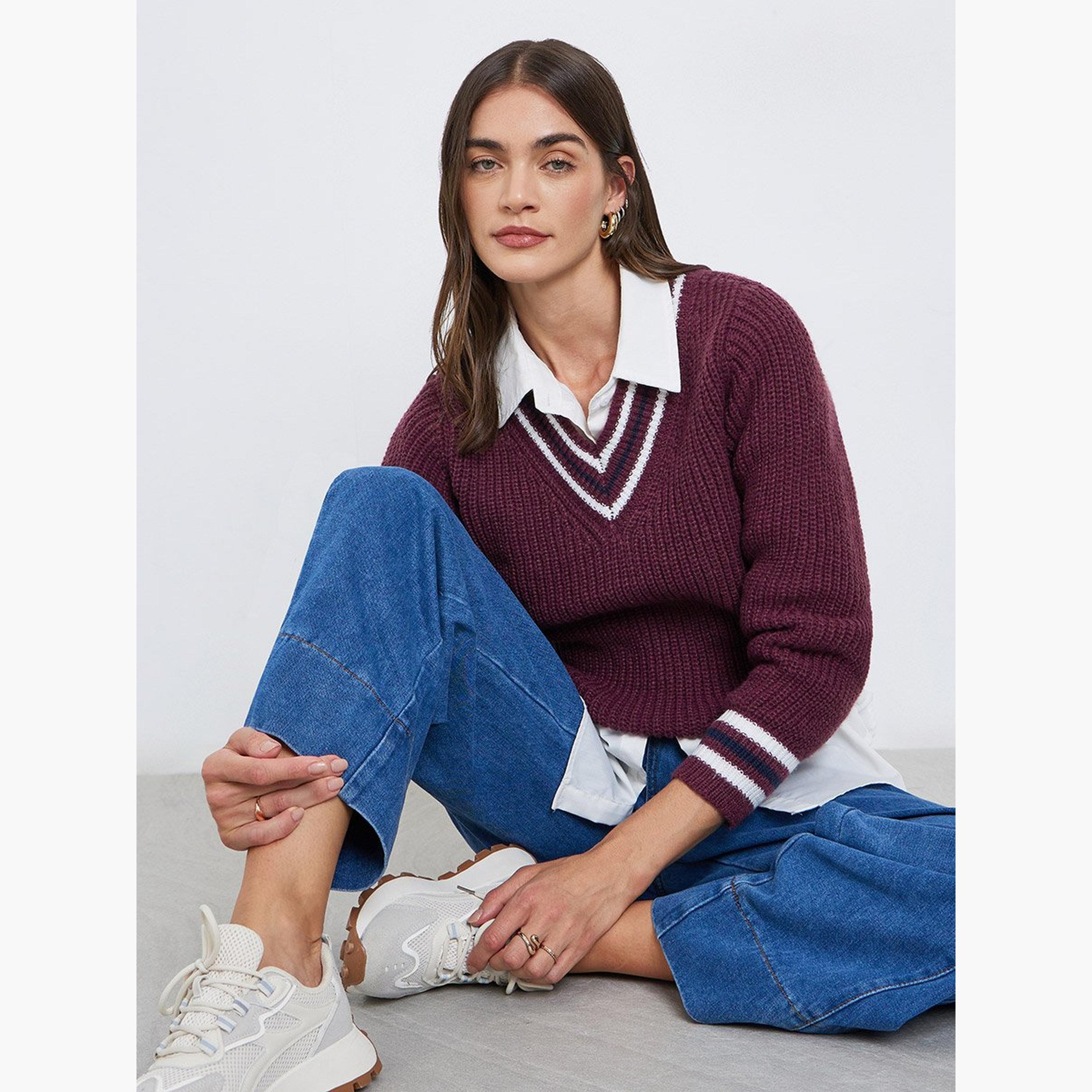 ستايلي - سترة مخططة محبوكة برقبة على شكل حرف V بلون عنابي-women-winterwear-cardigansandjumpers-jumpers-image-2