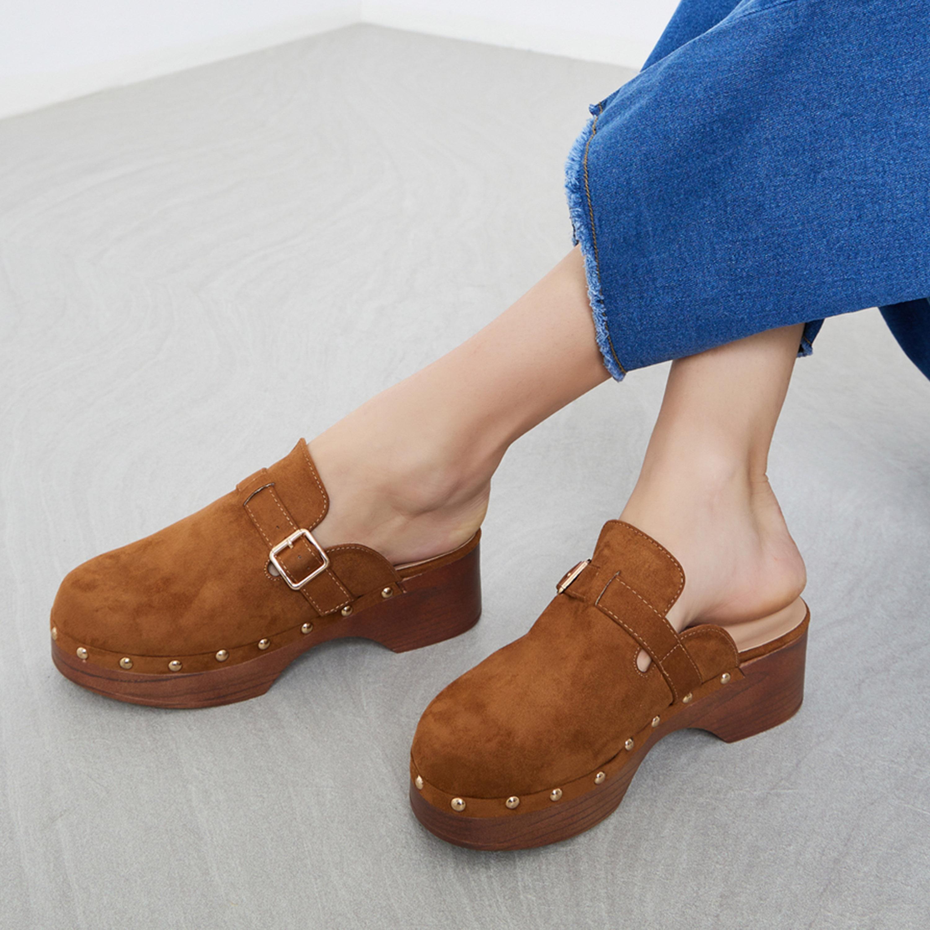 ستايلي - حذاء ميول بكعب عريض مرصع بالمسامير مع حزام بإبزيم للنساء-women-shoes-heels-image-2
