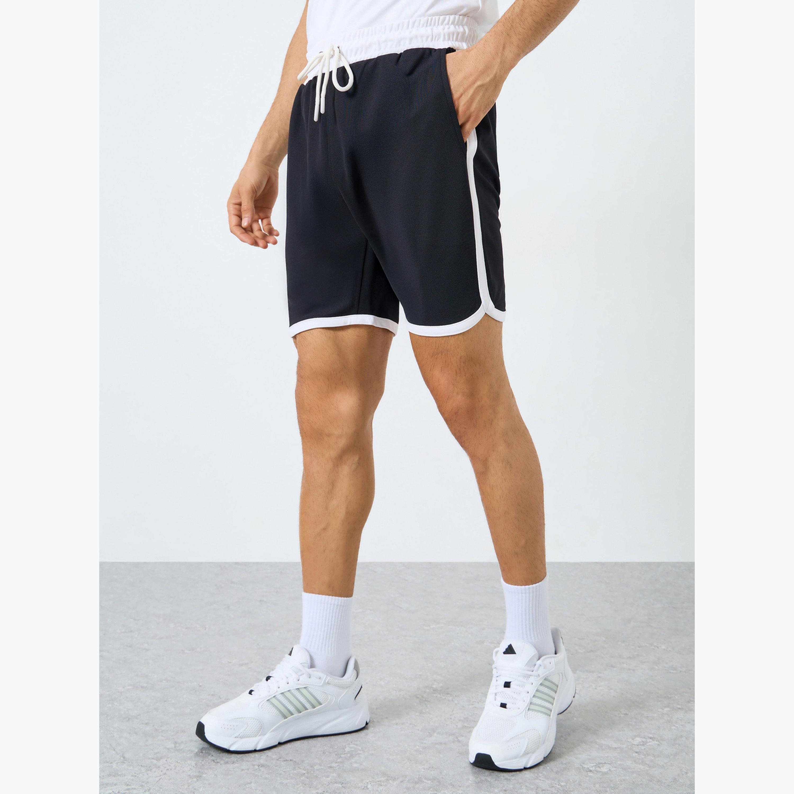 ستايلي - شورت رياضي بحواف متباينة مع جيب للرجال-sports-men-clothing-bottoms-shorts-image-1