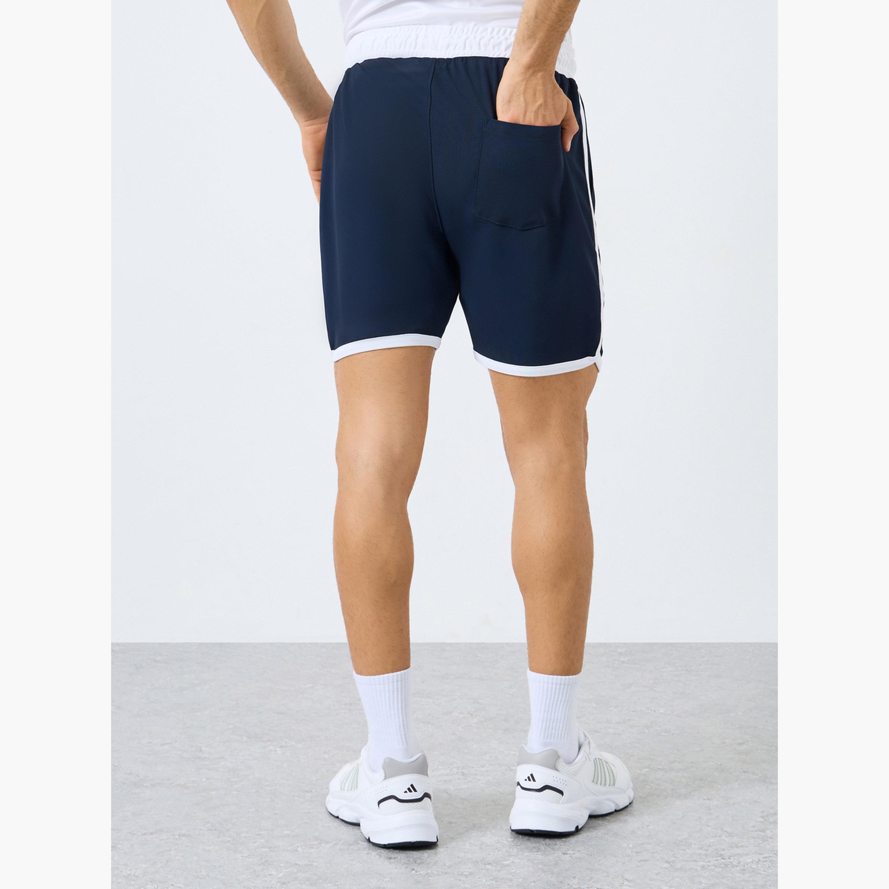 ستايلي - شورت رياضي بحواف متباينة مع جيب للرجال-sports-men-clothing-bottoms-shorts-image-4