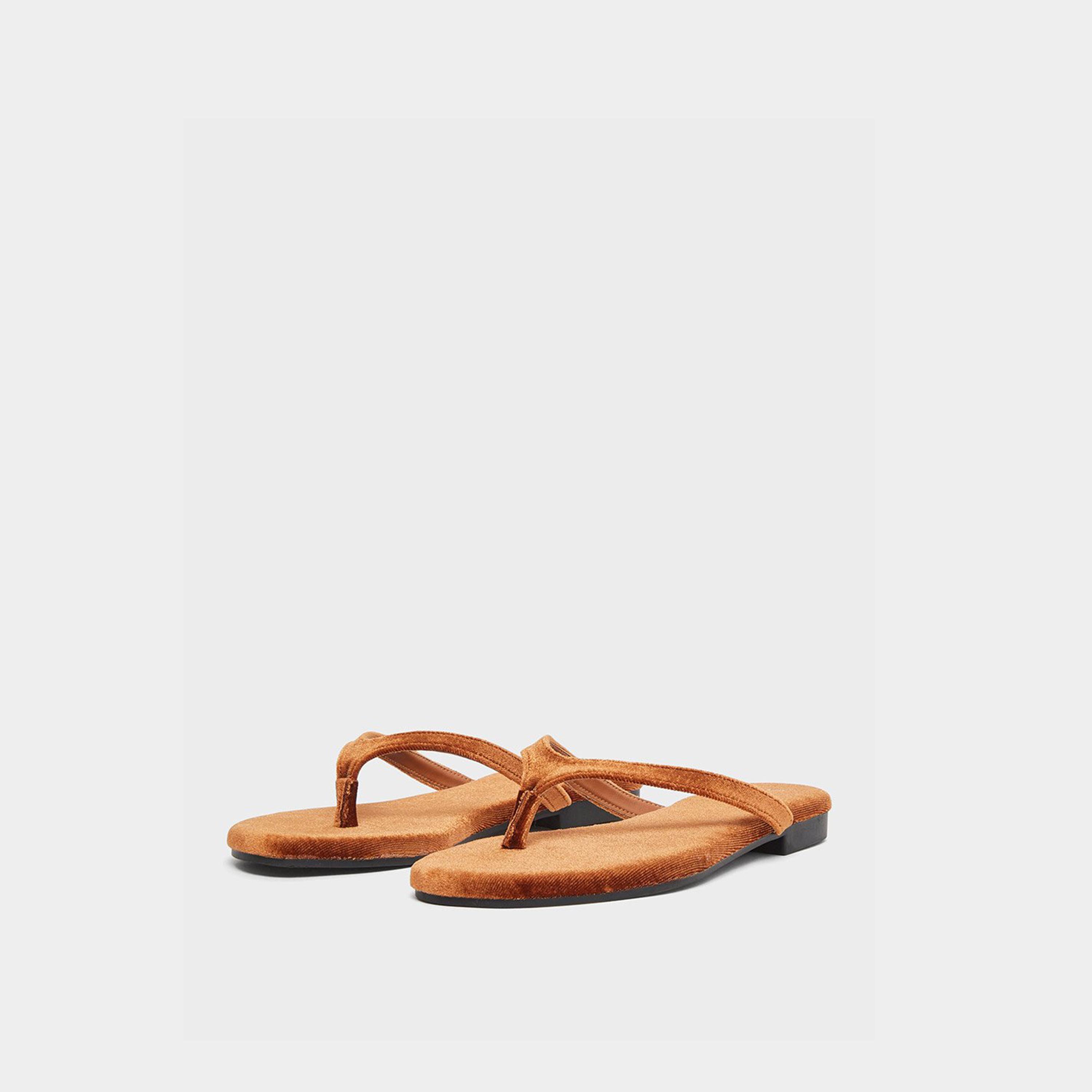 ستايلي - صندل مسطح بمظهر مخملي بني-women-shoes-flipflopsandslides-image-1