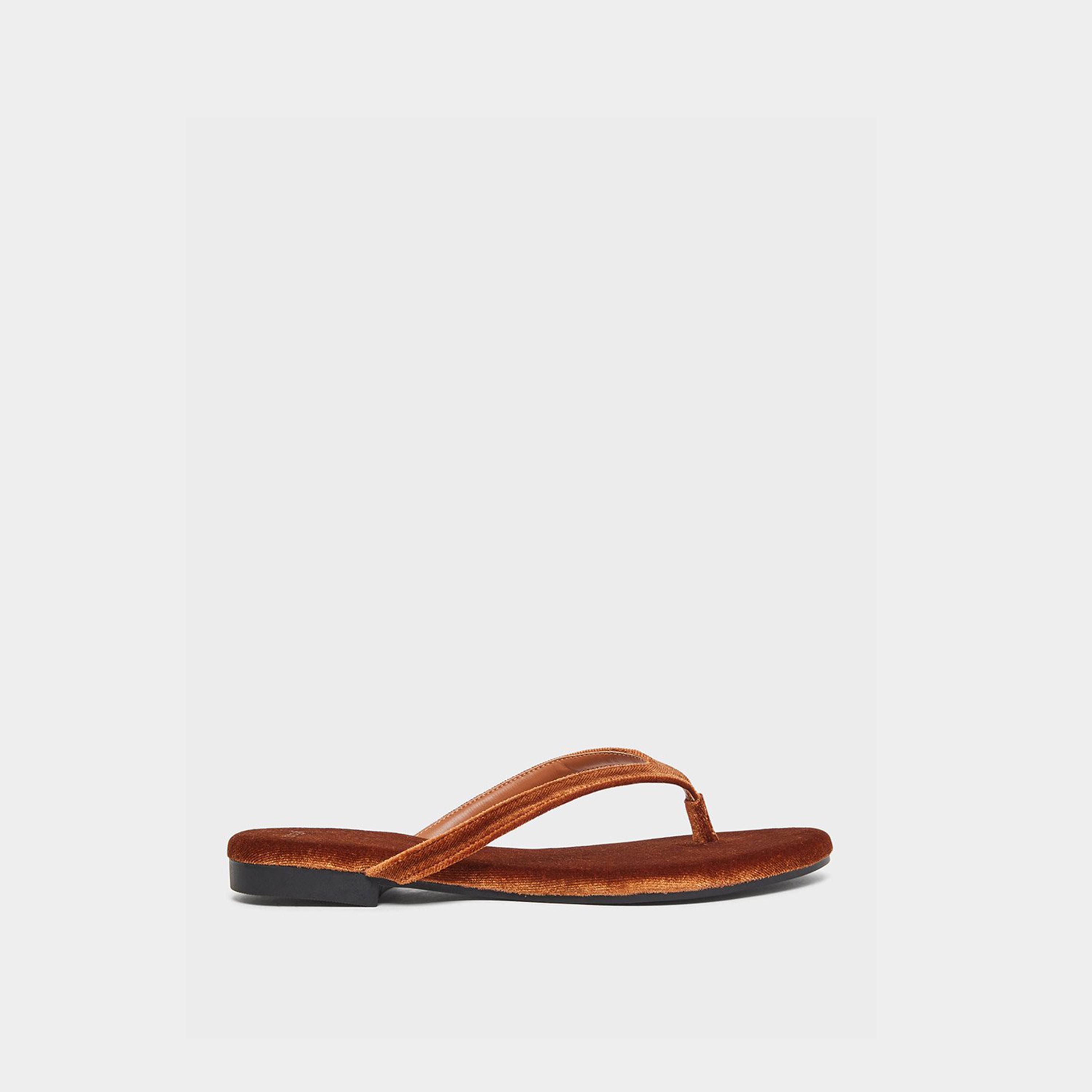 ستايلي - صندل مسطح بمظهر مخملي بني-women-shoes-flipflopsandslides-image-3