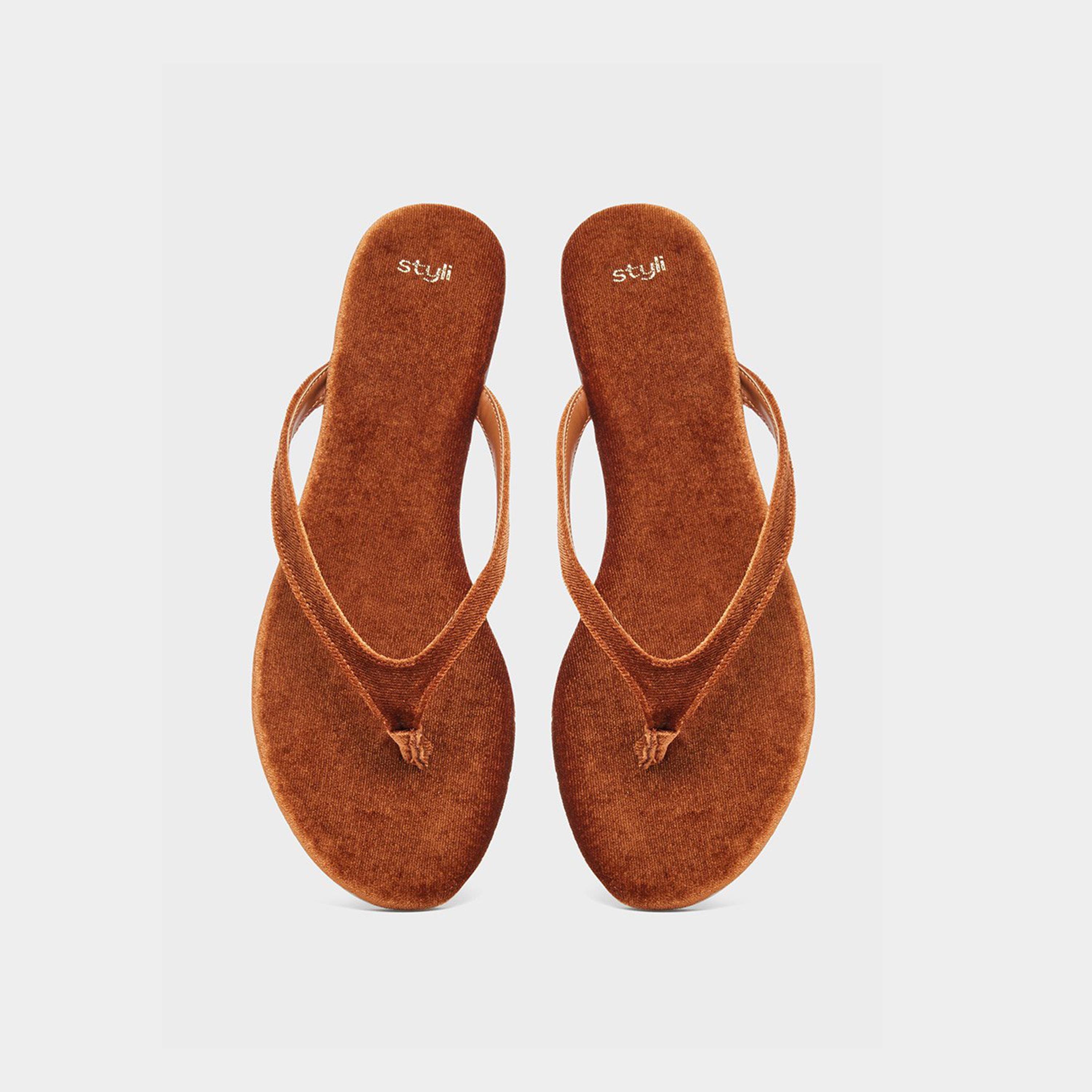 ستايلي - صندل مسطح بمظهر مخملي بني-women-shoes-flipflopsandslides-image-6