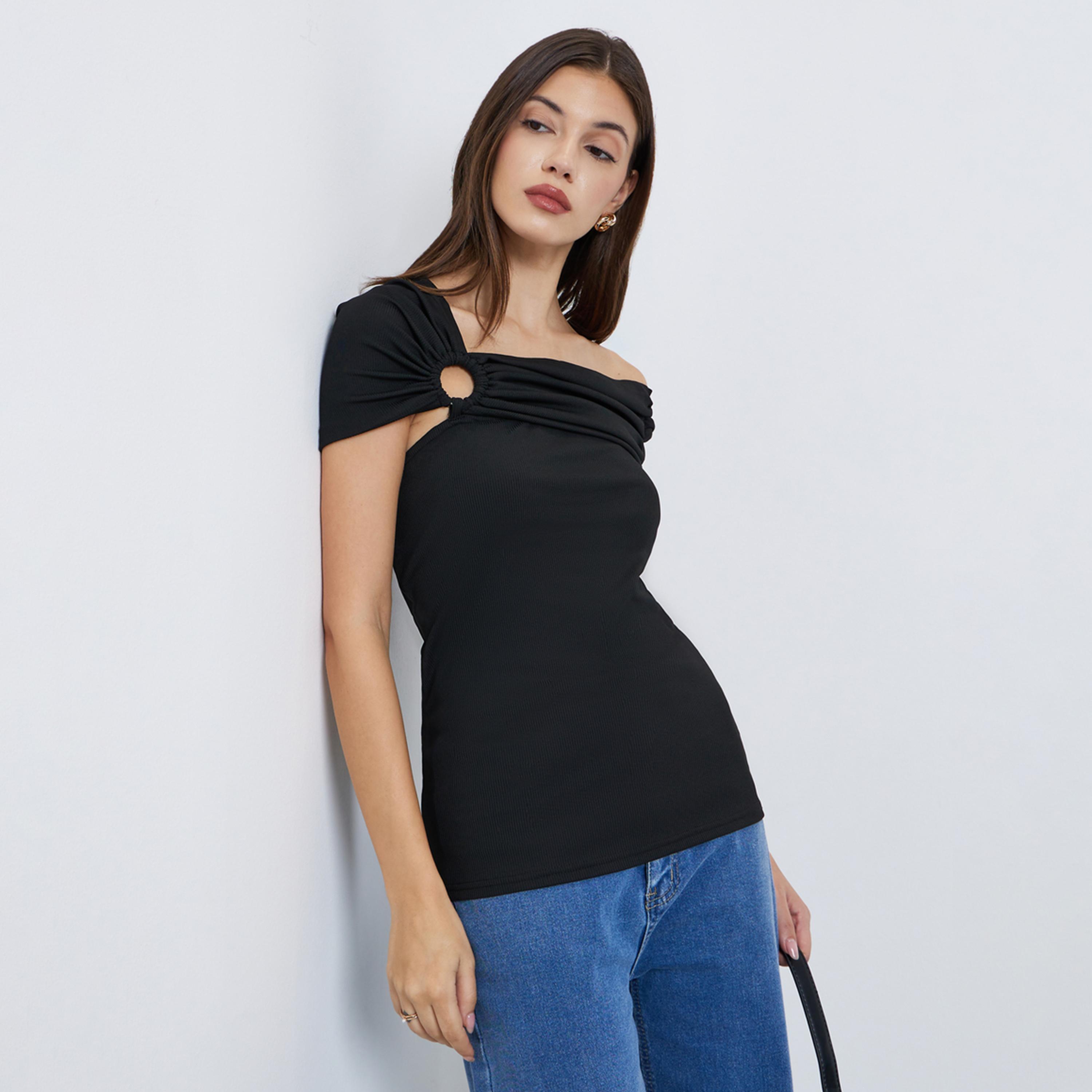 ستايلي - بلوزة محبوكة سوداء مكشوفة الكتفين مع تفاصيل حلقة-women-clothing-tshirts-image-1