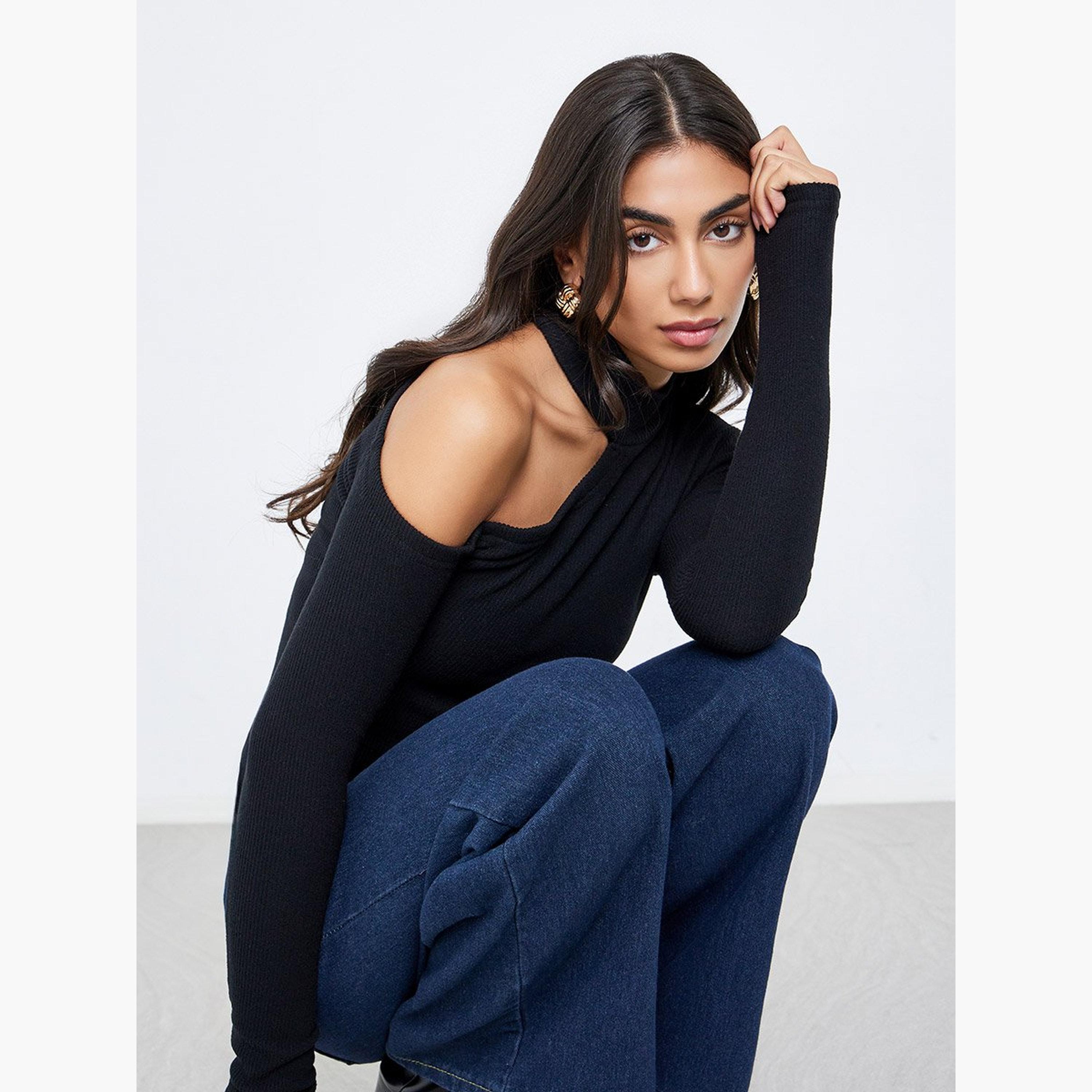 ستايلي - بلوزة سوداء محبوكة بكتف واحد-women-clothing-tshirts-image-2