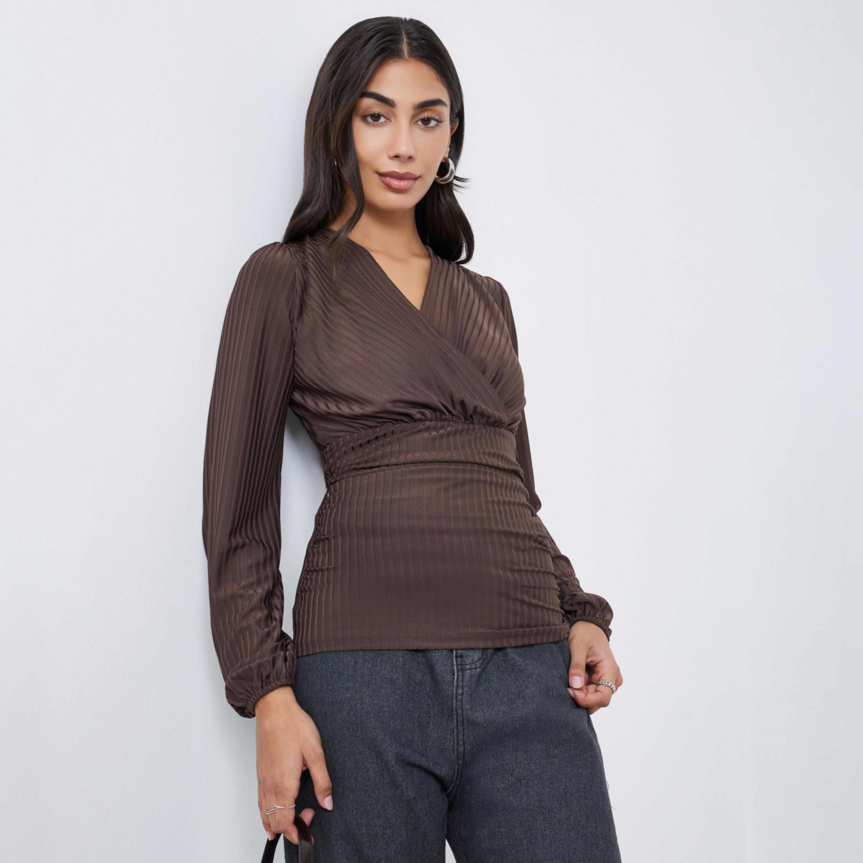 ستايلي - بلوزة بنية مضلعة بفتحة رقبة على شكل حرف V-women-clothing-shirtsandblouses-blouses-image-1