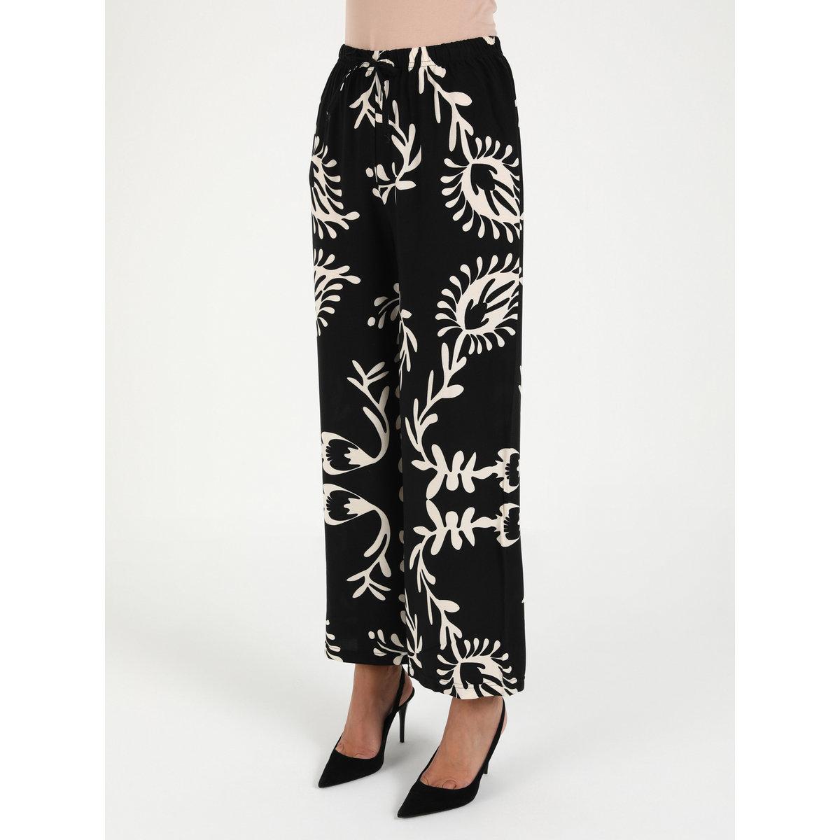 بنطال مُطبع بالكامل بتفاصيل خصر مطاطي-women-clothing-bottoms-trousers-image-3