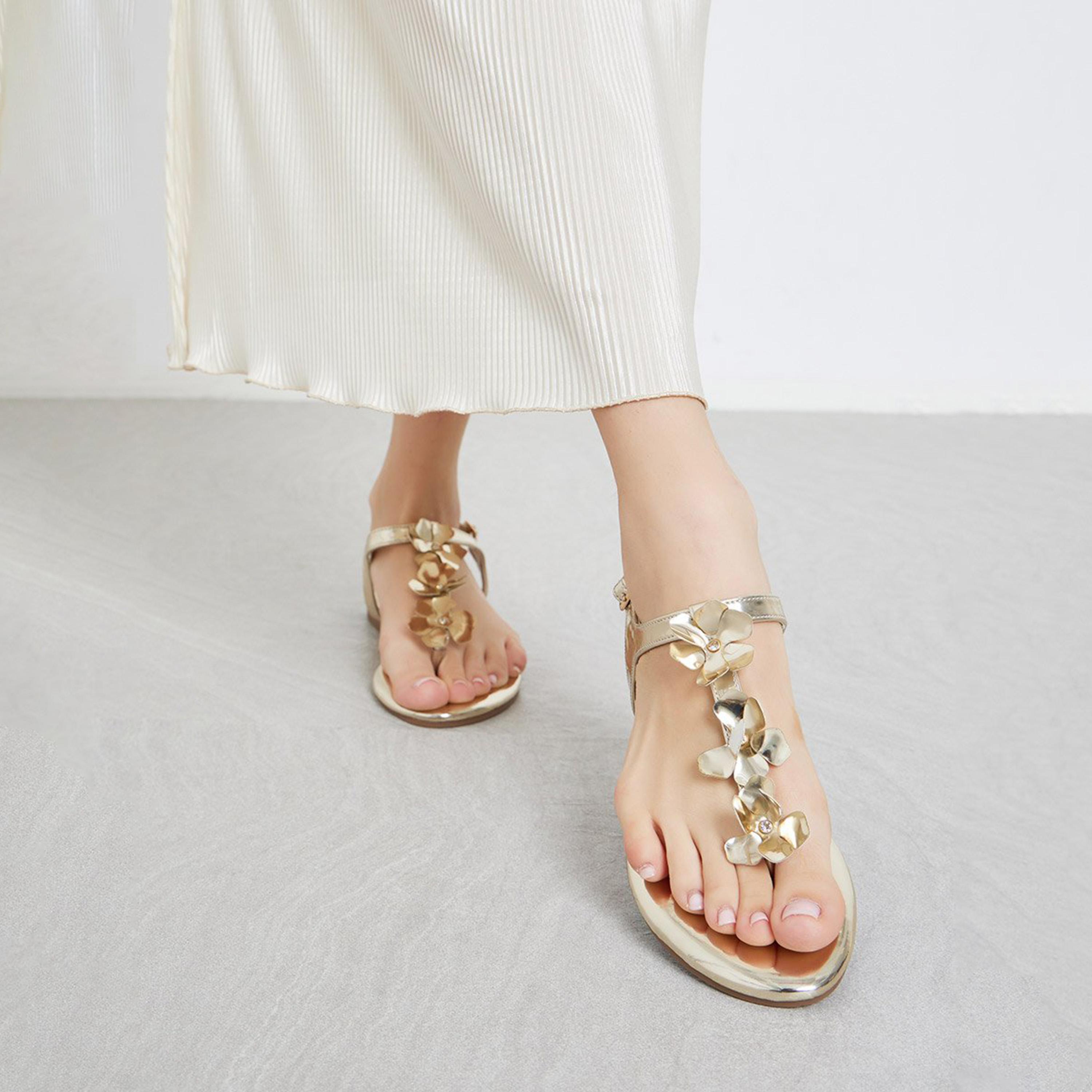 ستايلي - صندل مسطح بتفاصيل زهرة ذهبية-women-shoes-sandals-flats-image-2