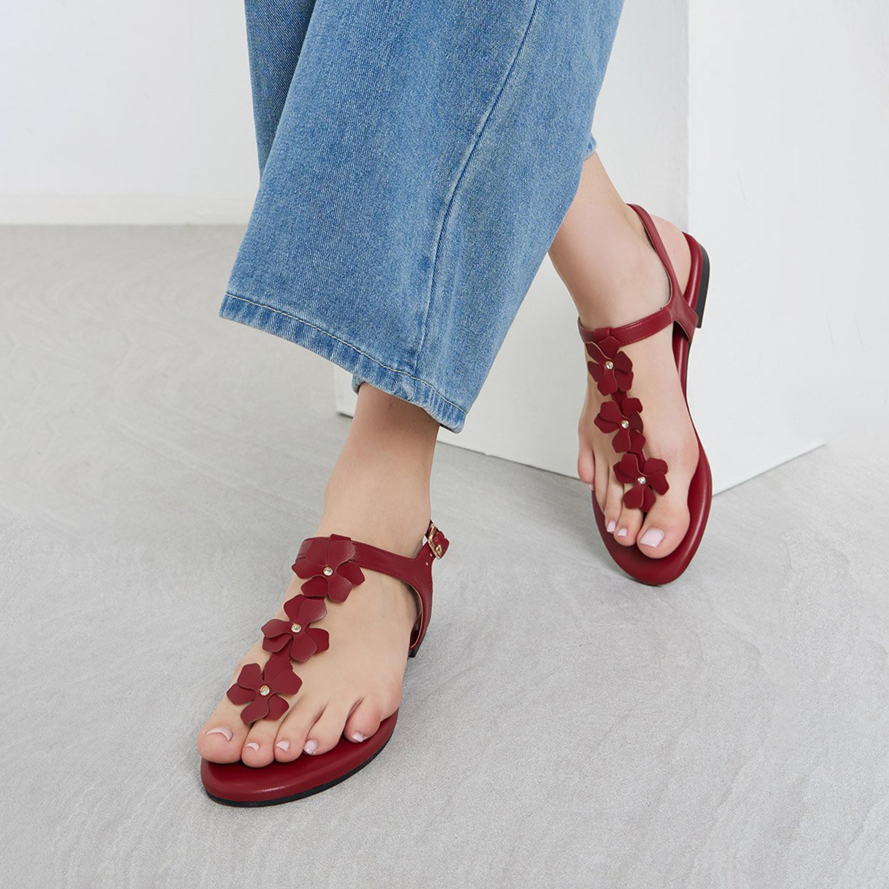 ستايلي - صندل مسطح بتفاصيل زهور لون عنابي-women-shoes-sandals-flats-image-2