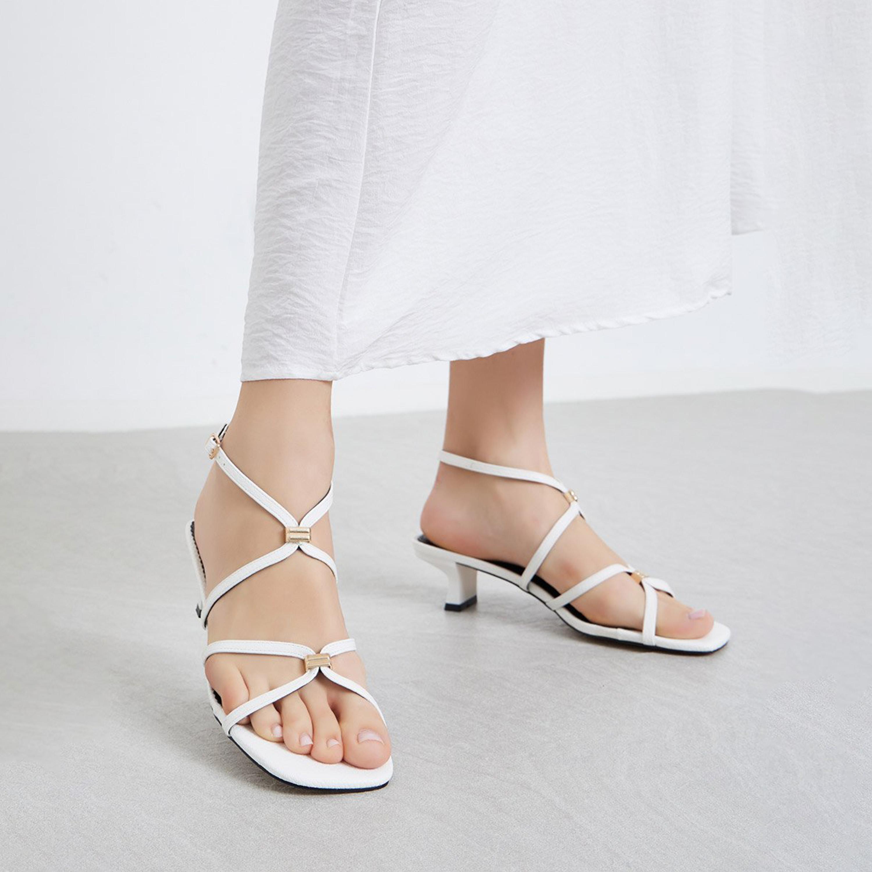 ستايلي - صندل بأشرطة مزين بلمسات معدنية بيضاء-women-shoes-sandals-heeled-image-2