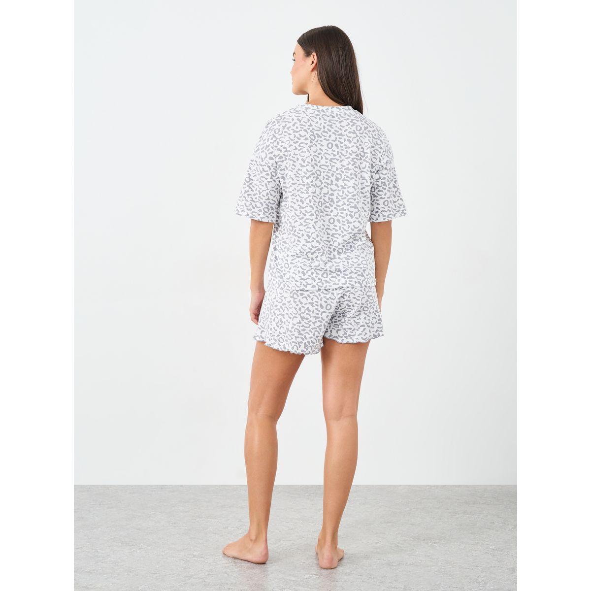 طقم منسق من شورت وتيشيرت بطبعة ليوبارد-women-clothing-nightwear-pyjamas-shortsets-image-4
