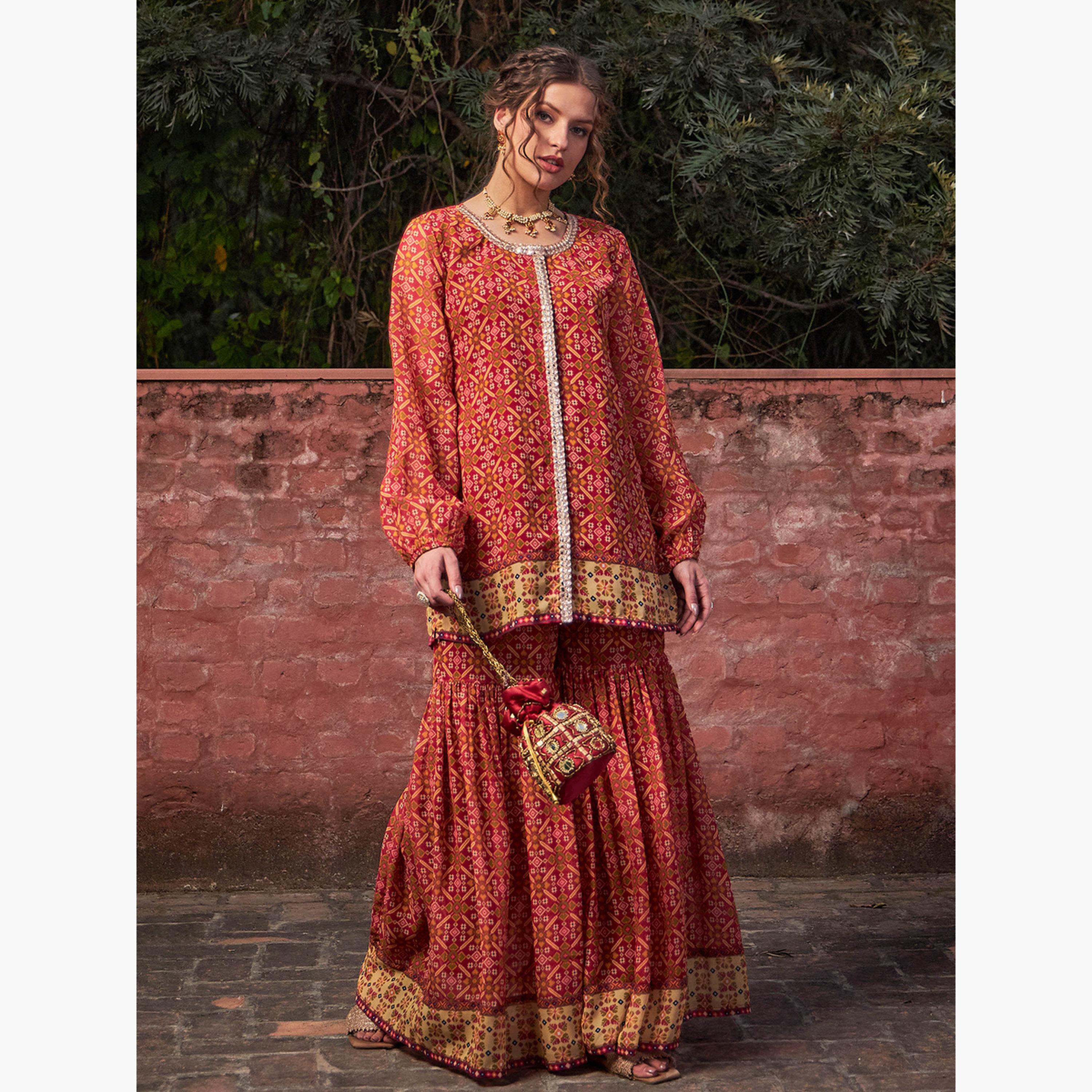 شاي باي ساسافراس - طقم بلوزة بنقشة زهور أمامية لون البرغندي مع بنطال شرارا للنساء-women-clothing-ethnicwear-salwarsuits-image-1